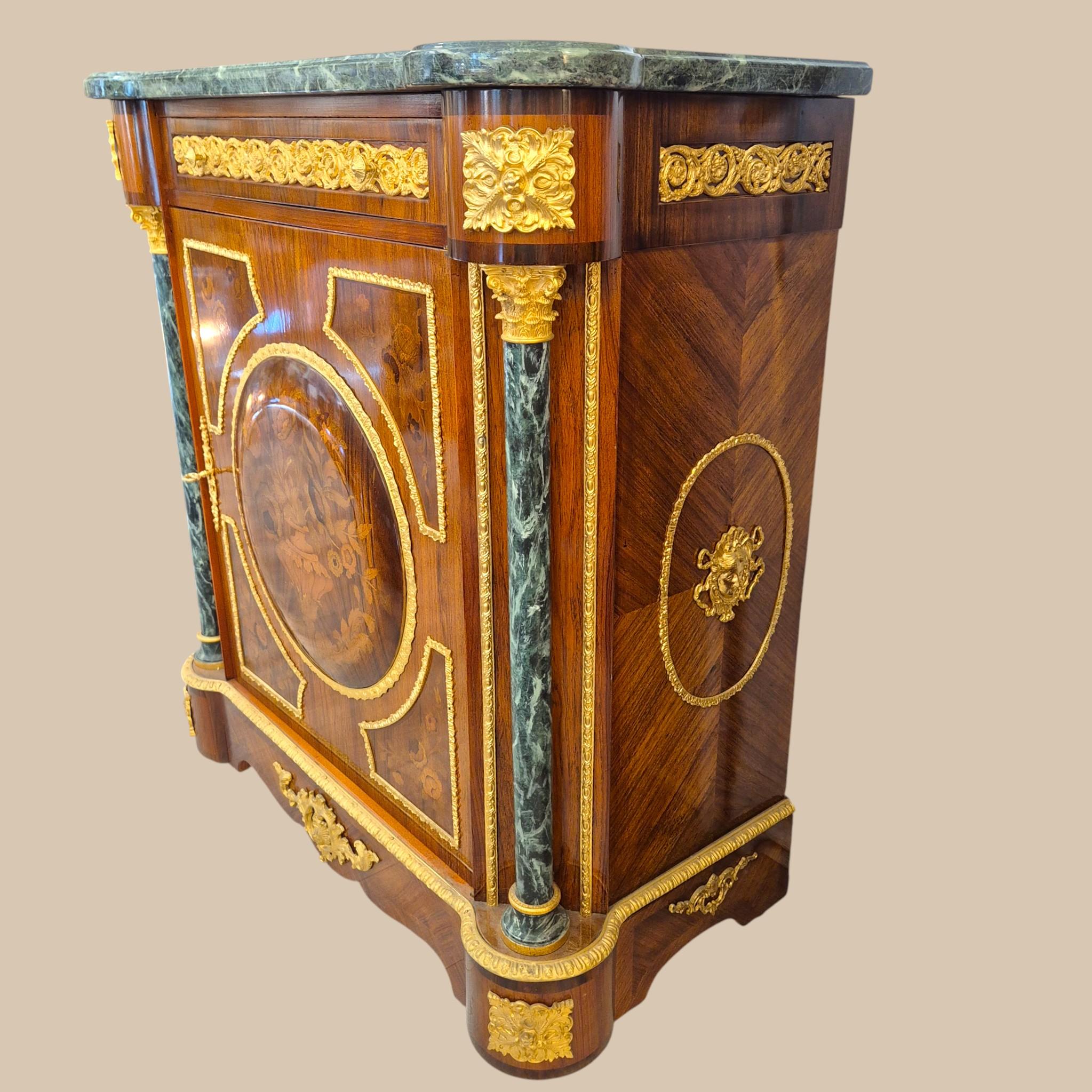 Gilt Elegant Early 20th-Century Side Cabinet from the Hôtel Negresco, Nice For Sale
