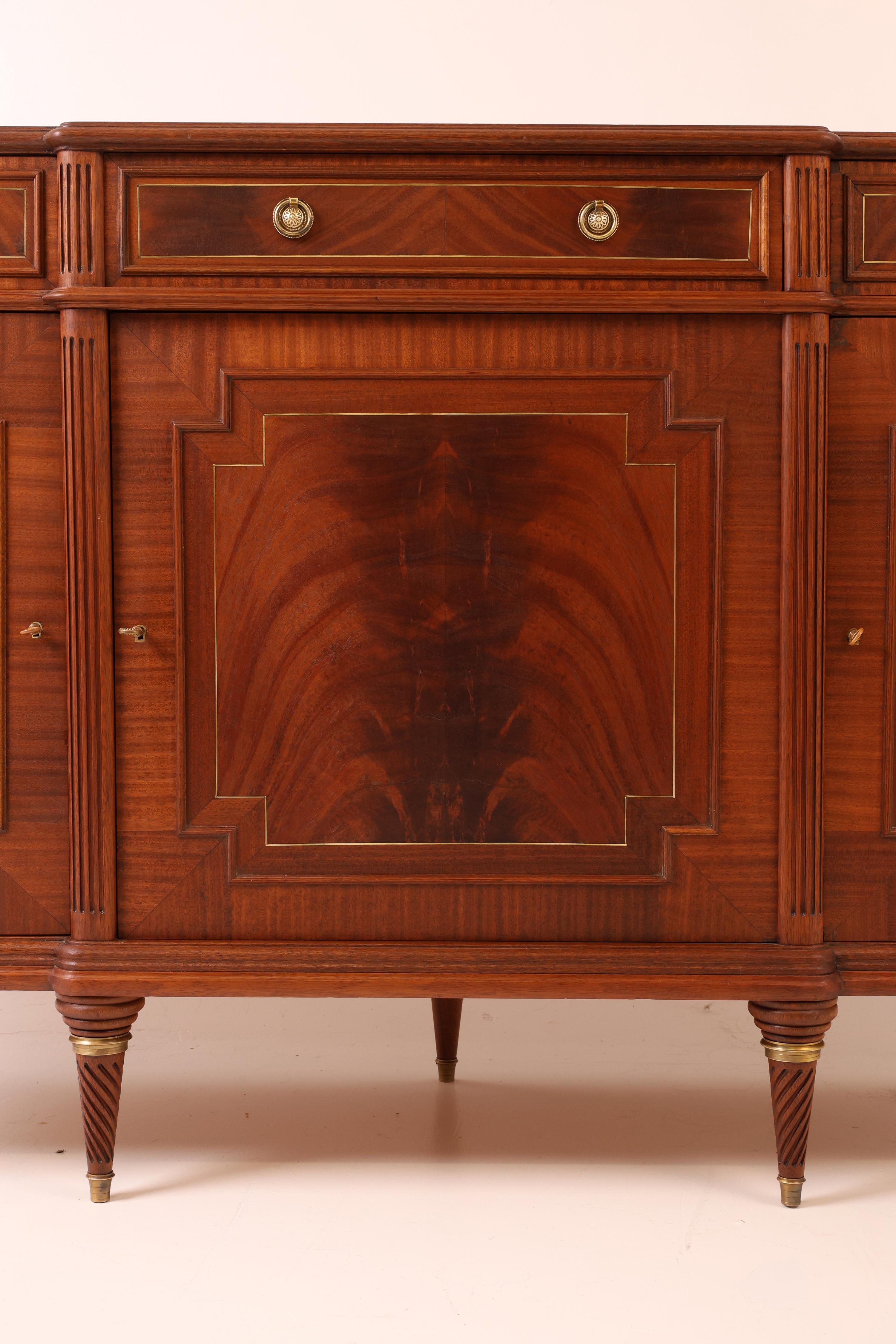 Elegante aparador de principios del siglo XX en caoba en venta 4