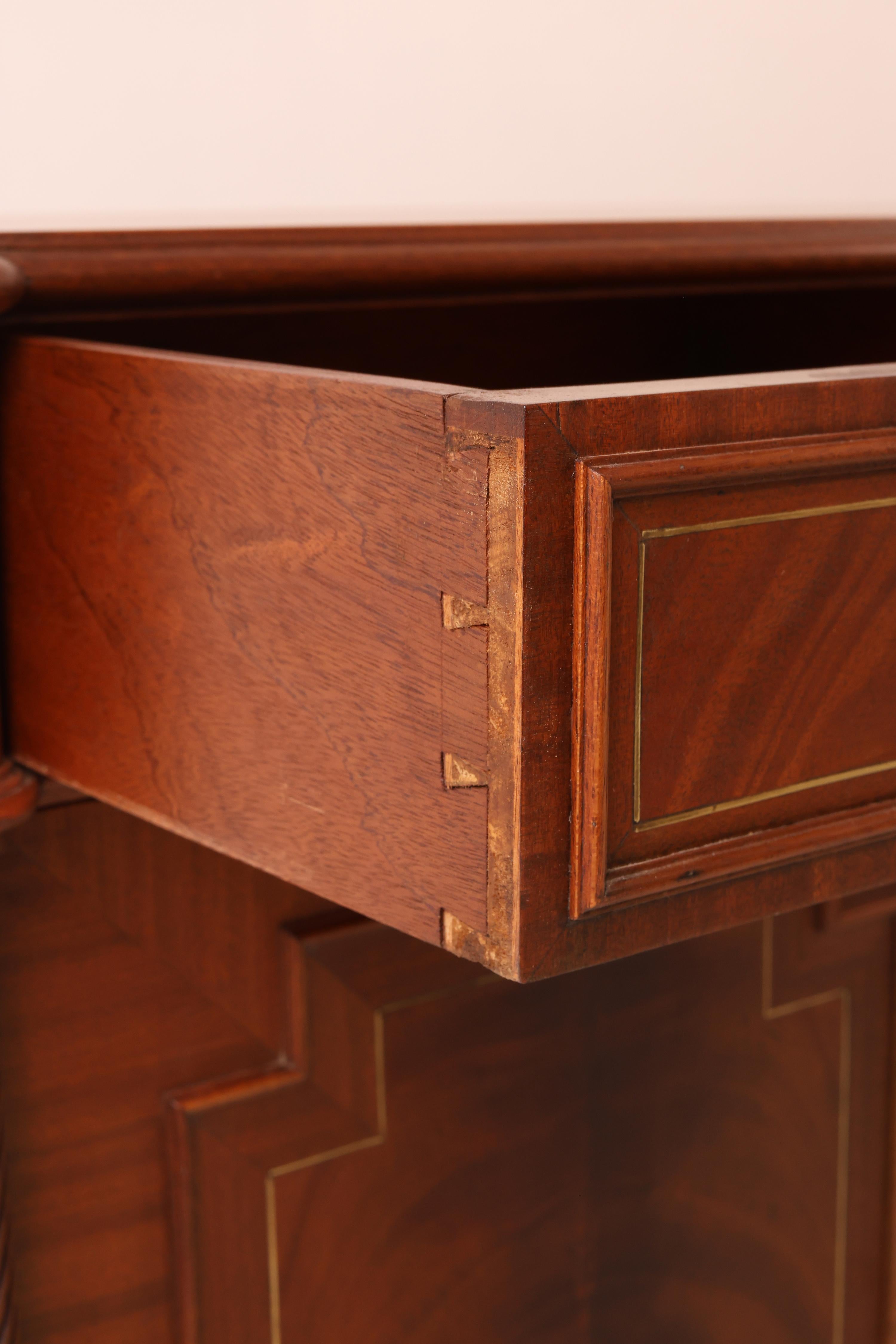 Elegante aparador de principios del siglo XX en caoba en venta 7