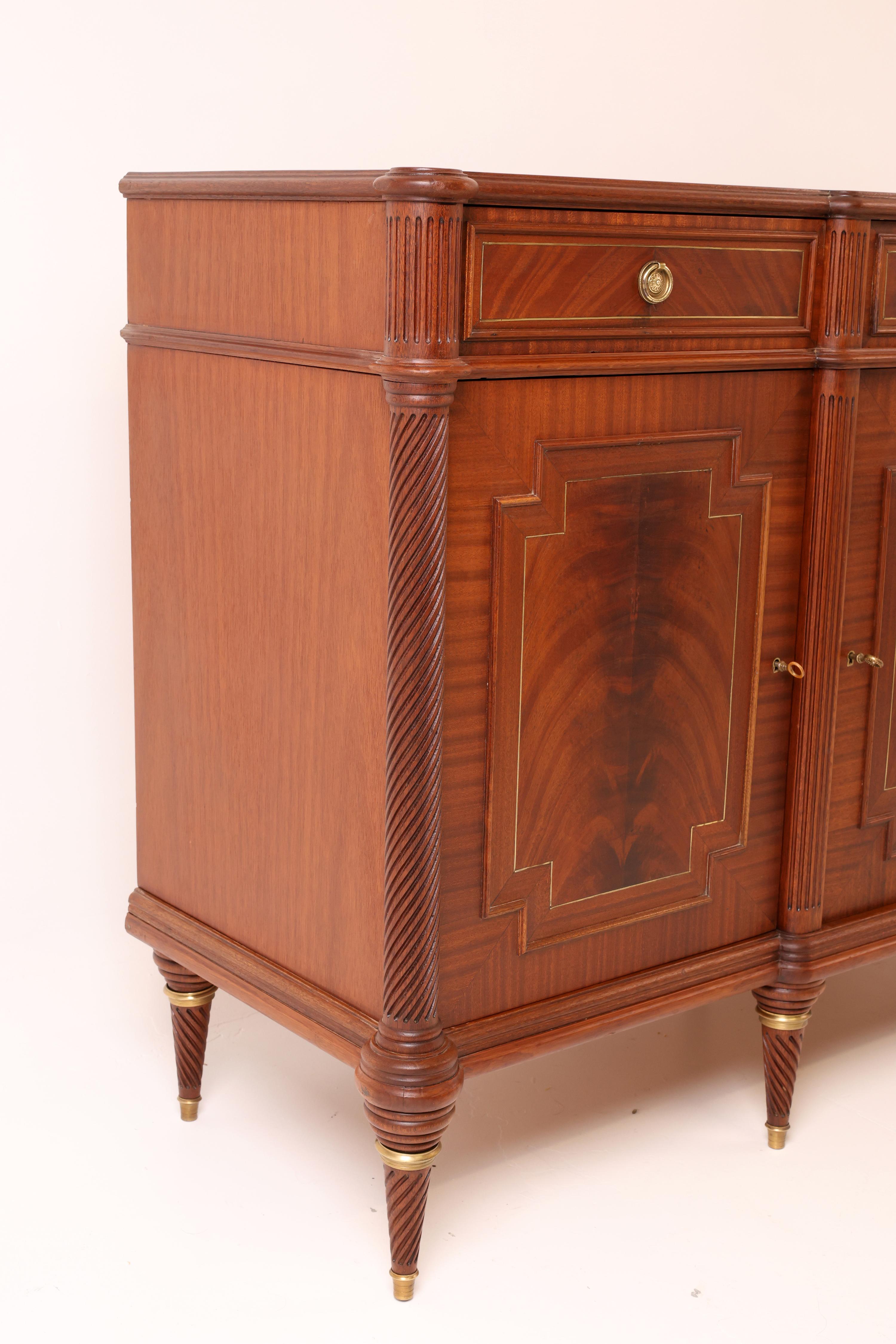 Elegante aparador de principios del siglo XX en caoba en venta 9