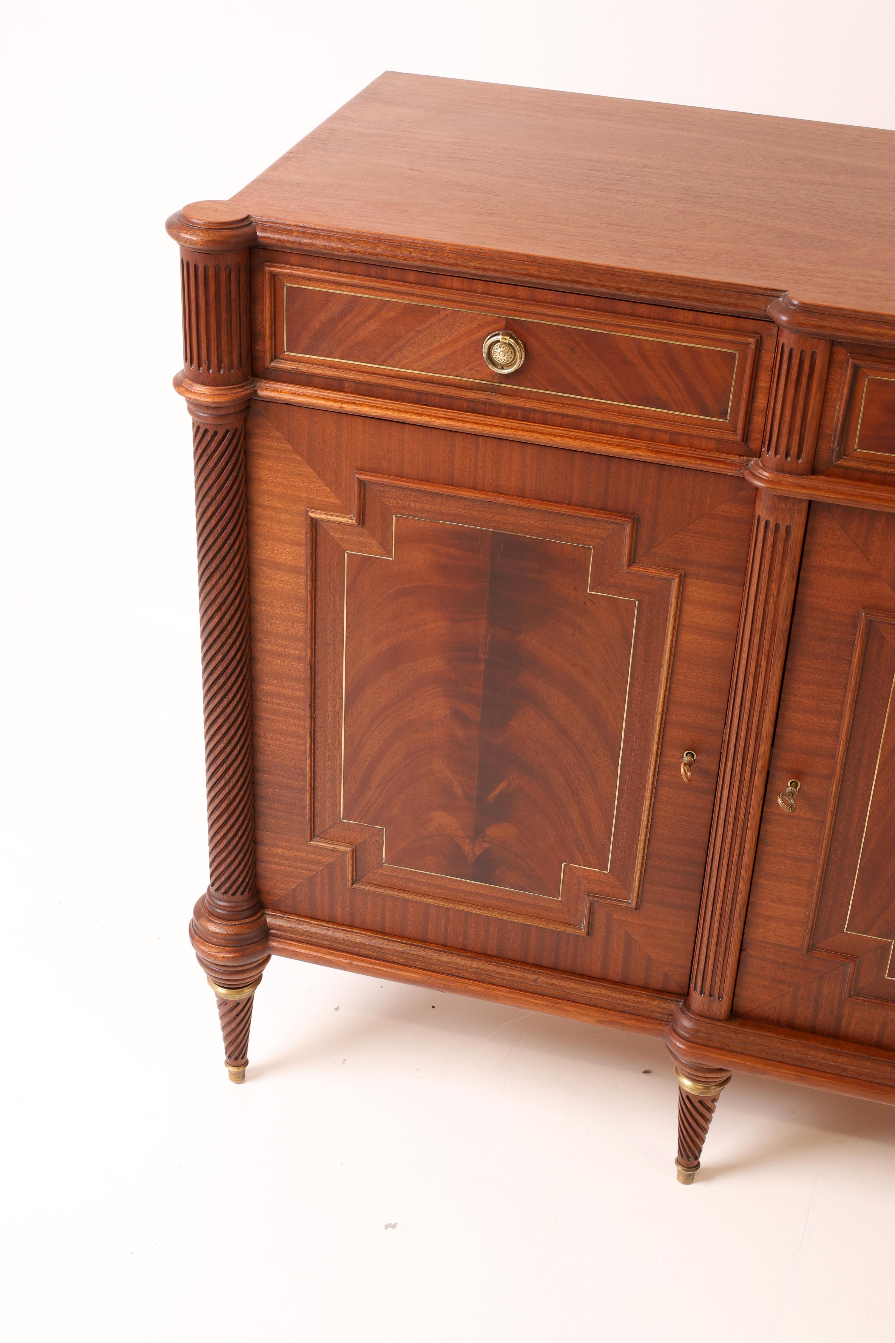 Elegante aparador de principios del siglo XX en caoba en venta 10