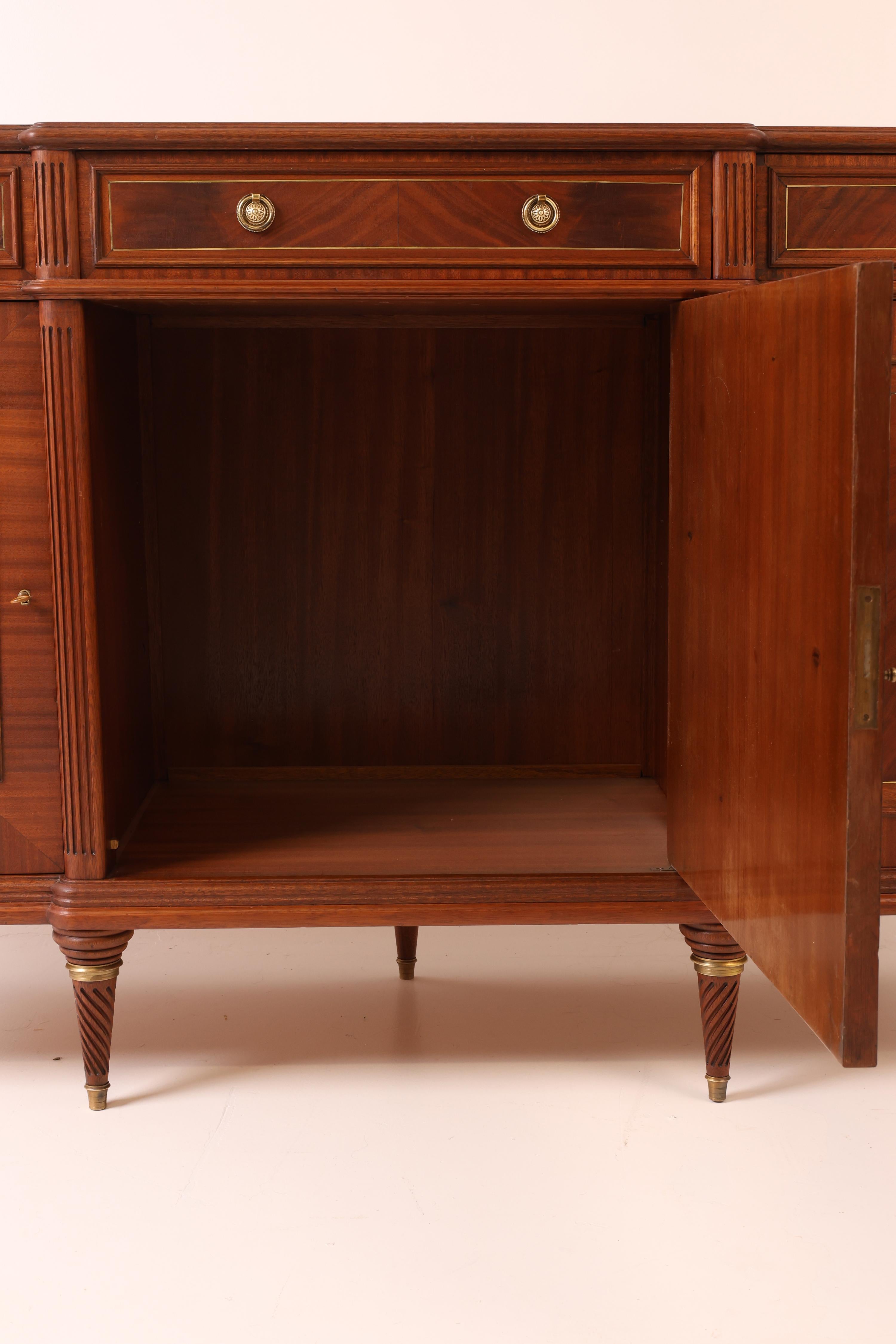 Elegante aparador de principios del siglo XX en caoba en venta 11