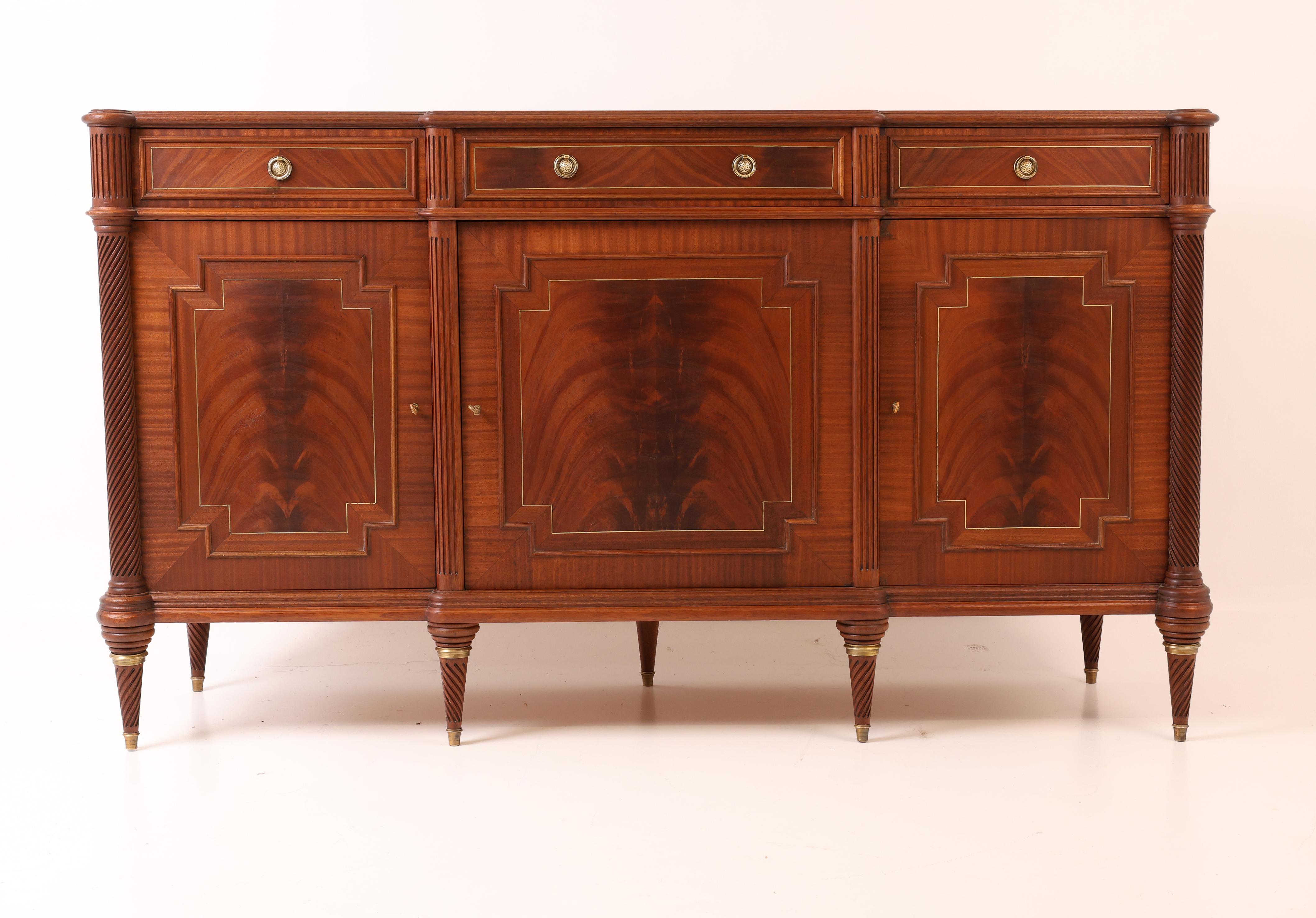 Elegante aparador de principios del siglo XX en caoba en venta 12