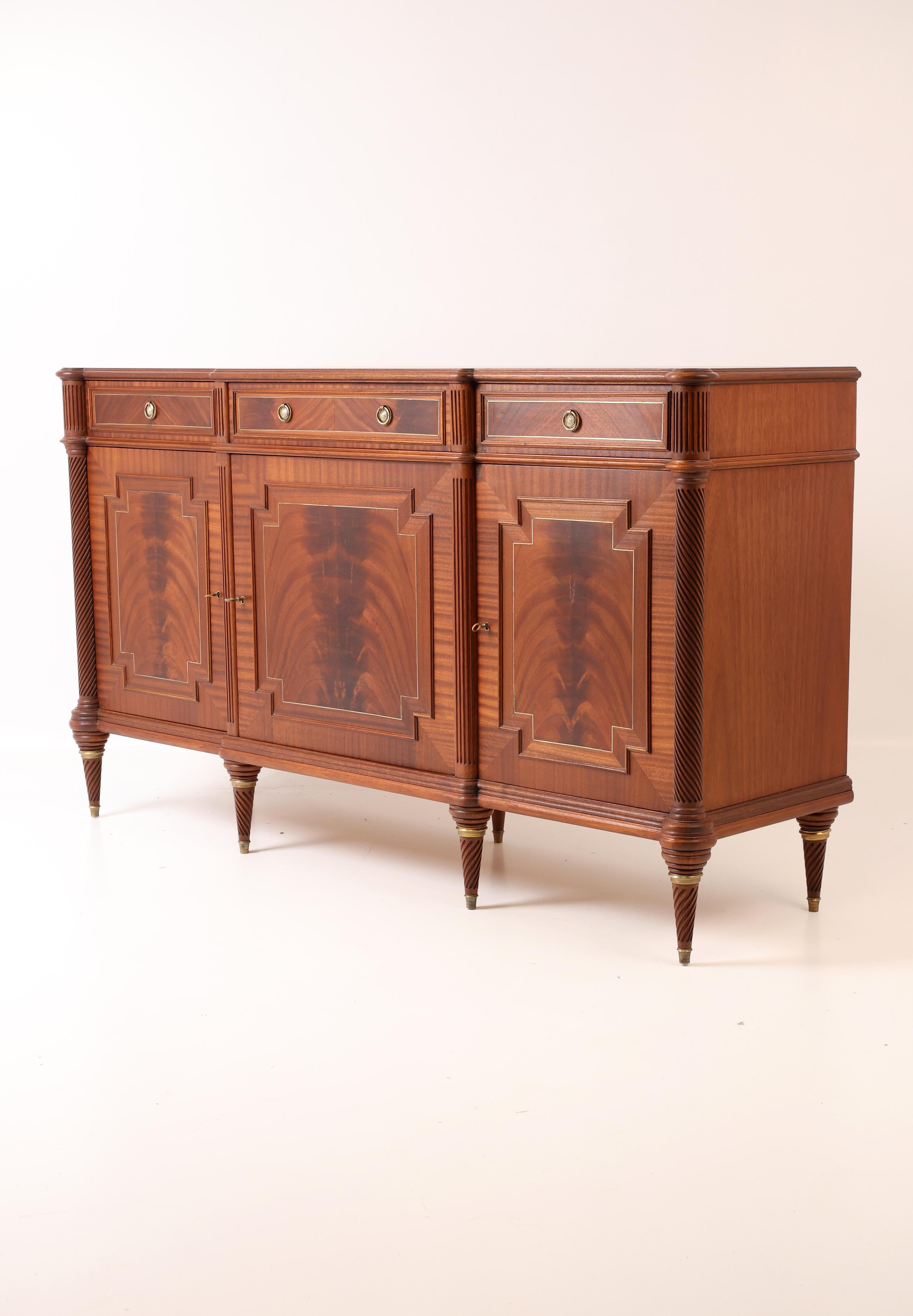 Elegante aparador de principios del siglo XX en caoba Francés en venta