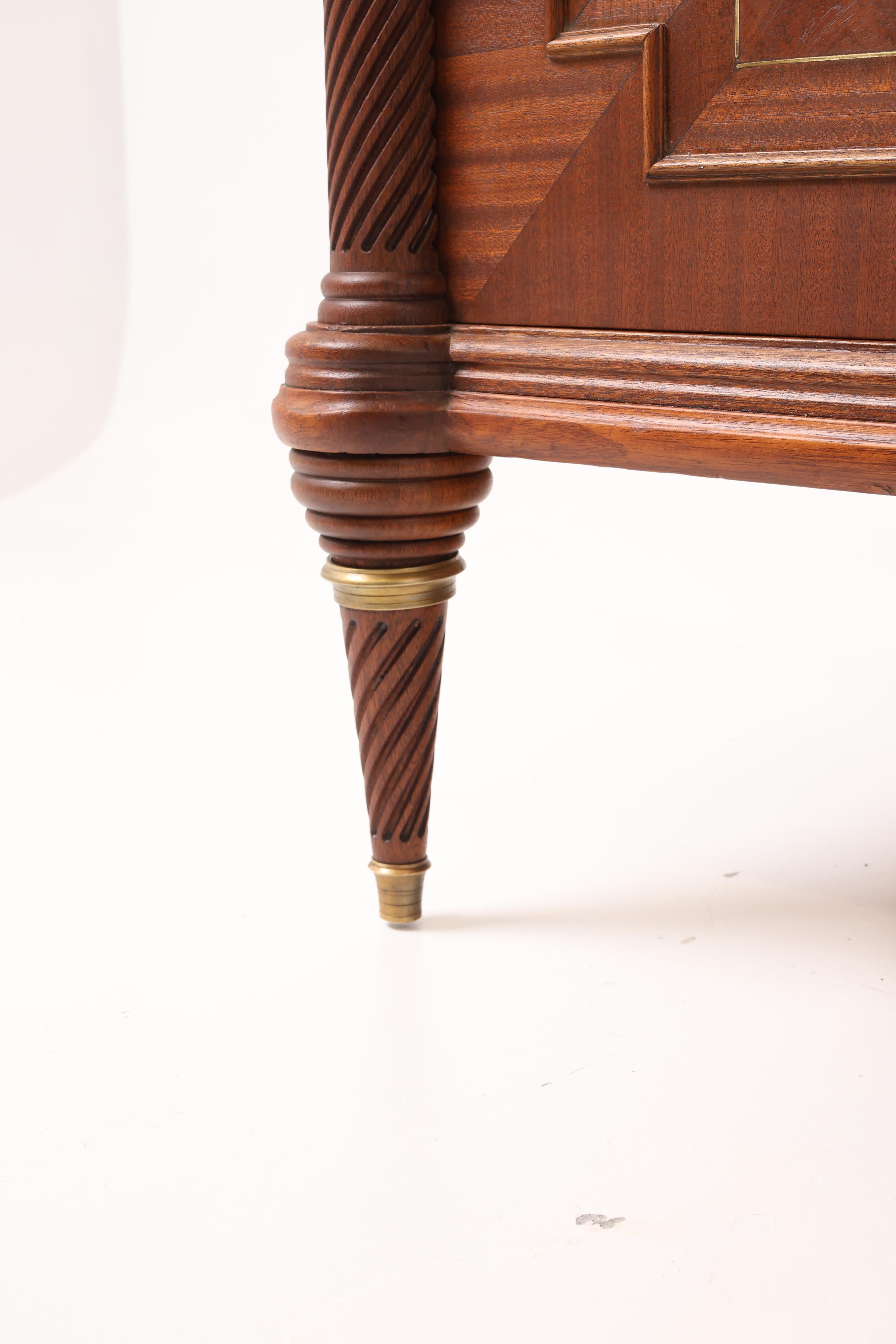 Elegante aparador de principios del siglo XX en caoba en venta 1