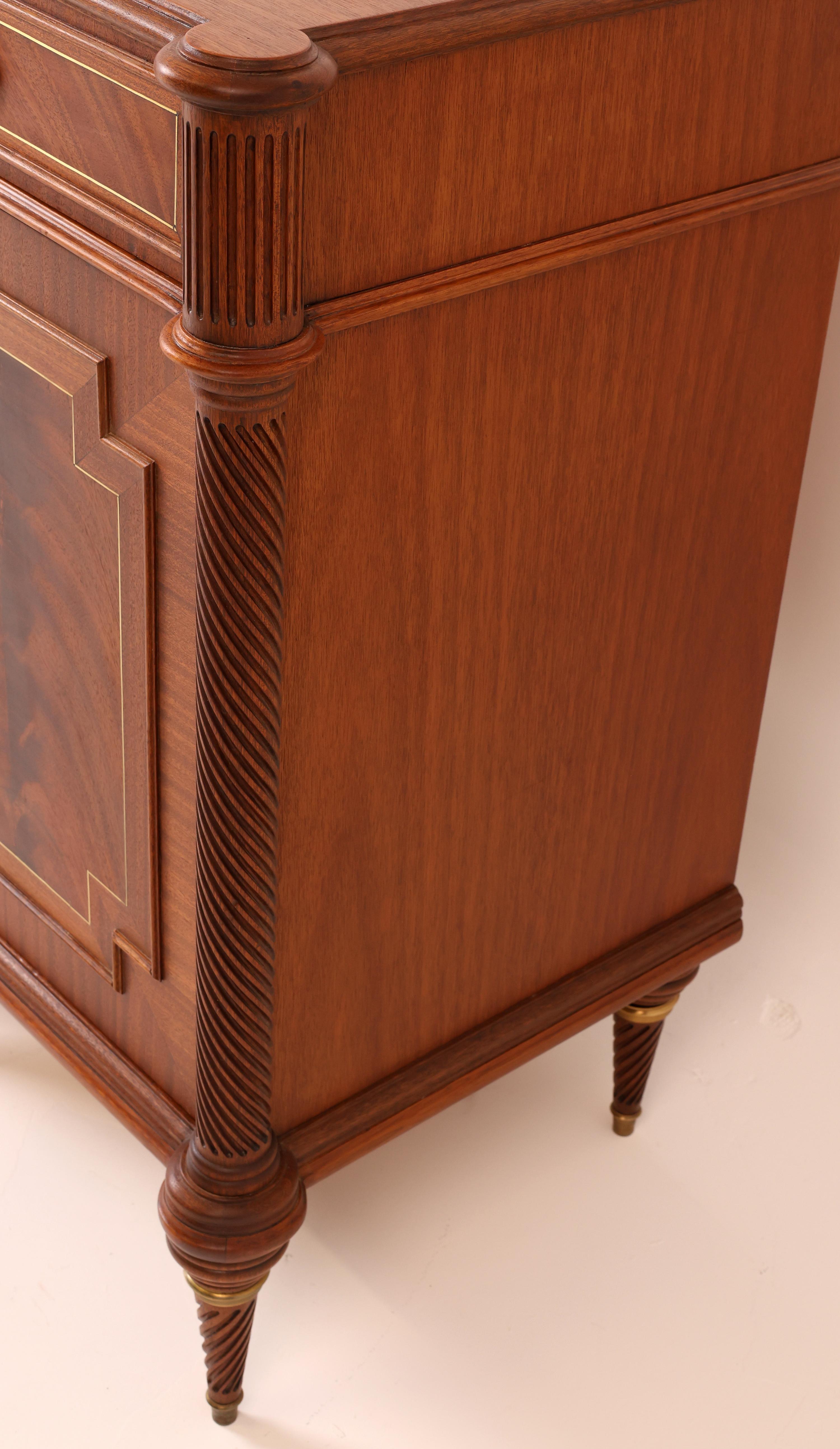 Elegante aparador de principios del siglo XX en caoba en venta 2