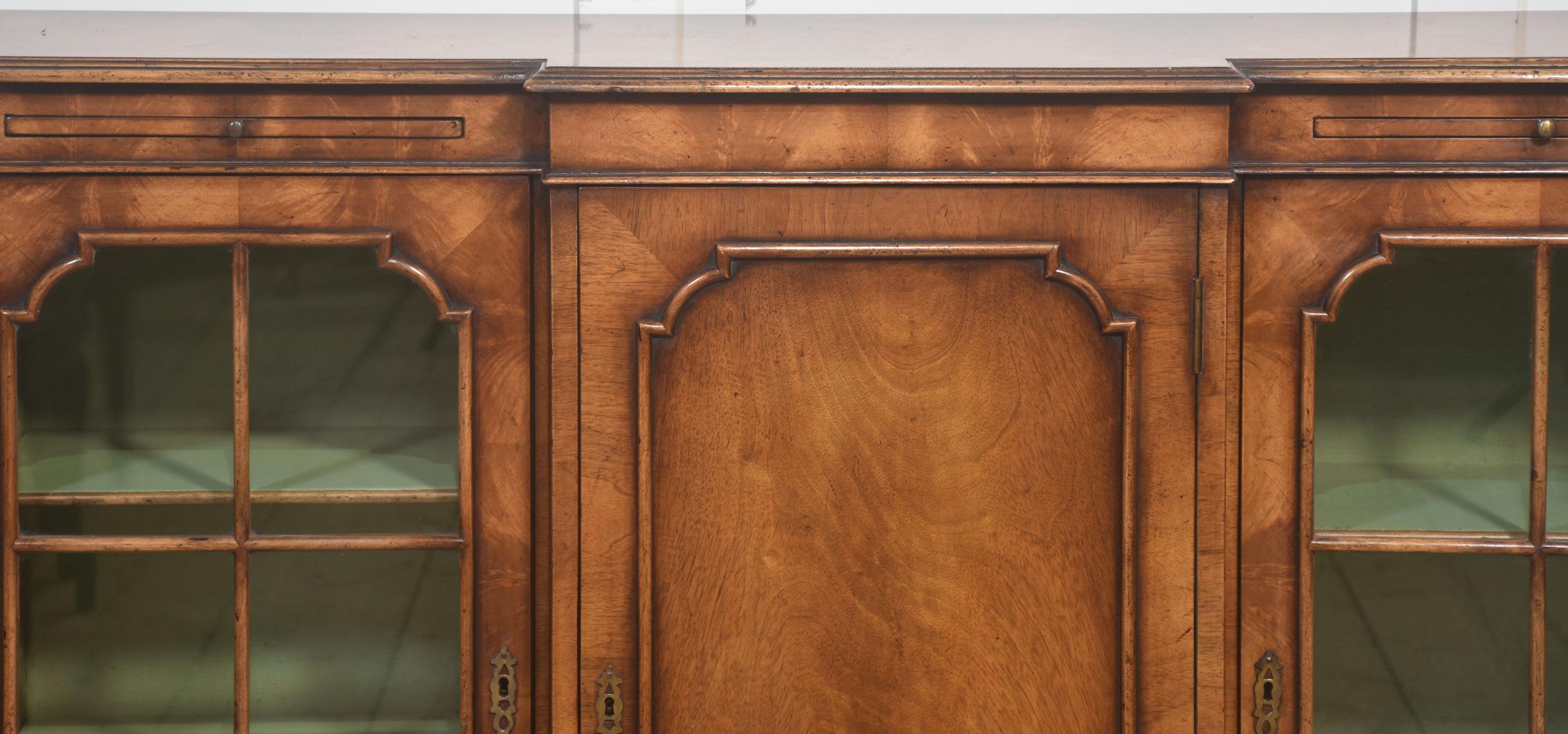 Elegante bibliothèque de façade en noyer du début du 20e siècle en vente 5