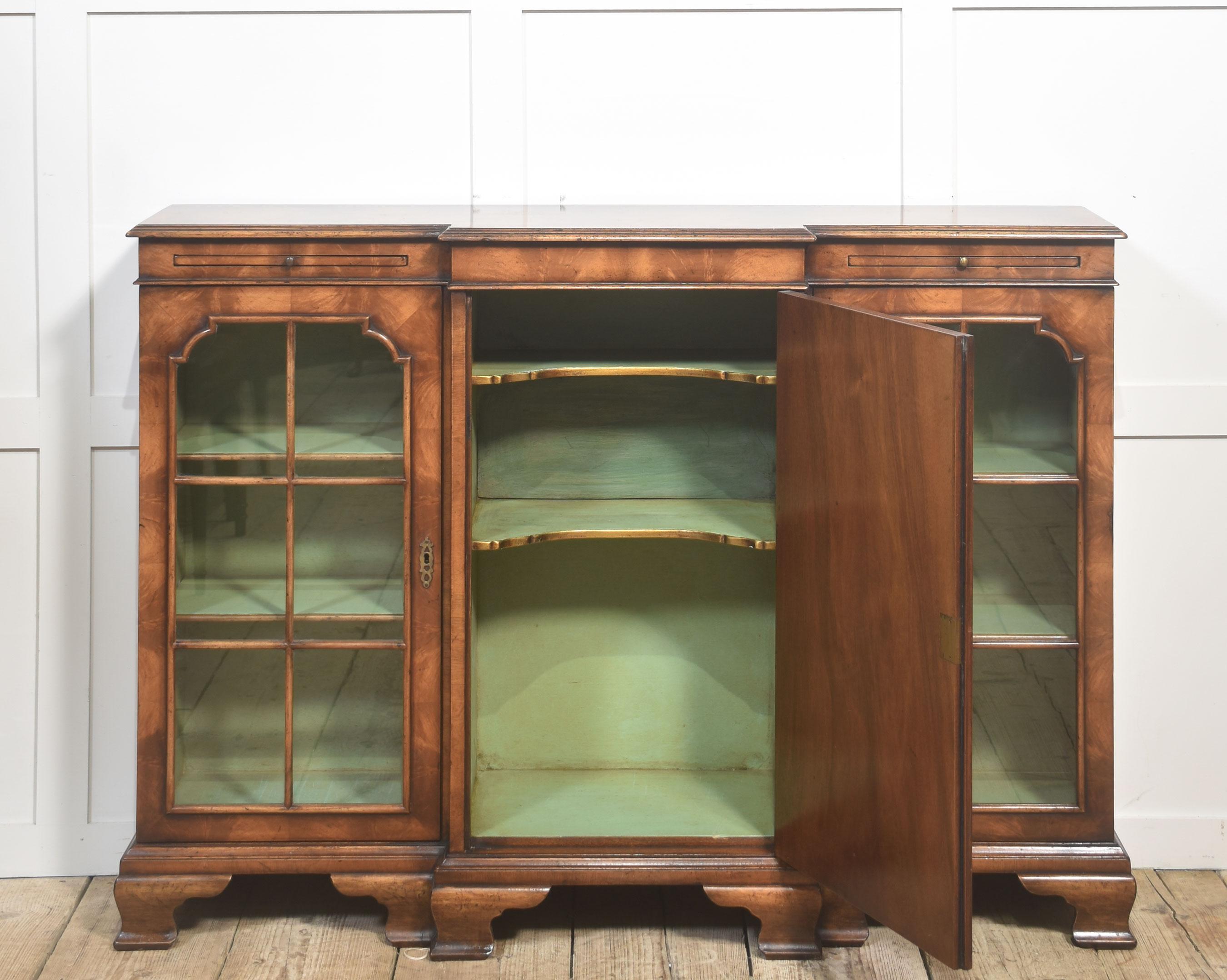 Elegante bibliothèque de façade en noyer du début du 20e siècle en vente 6