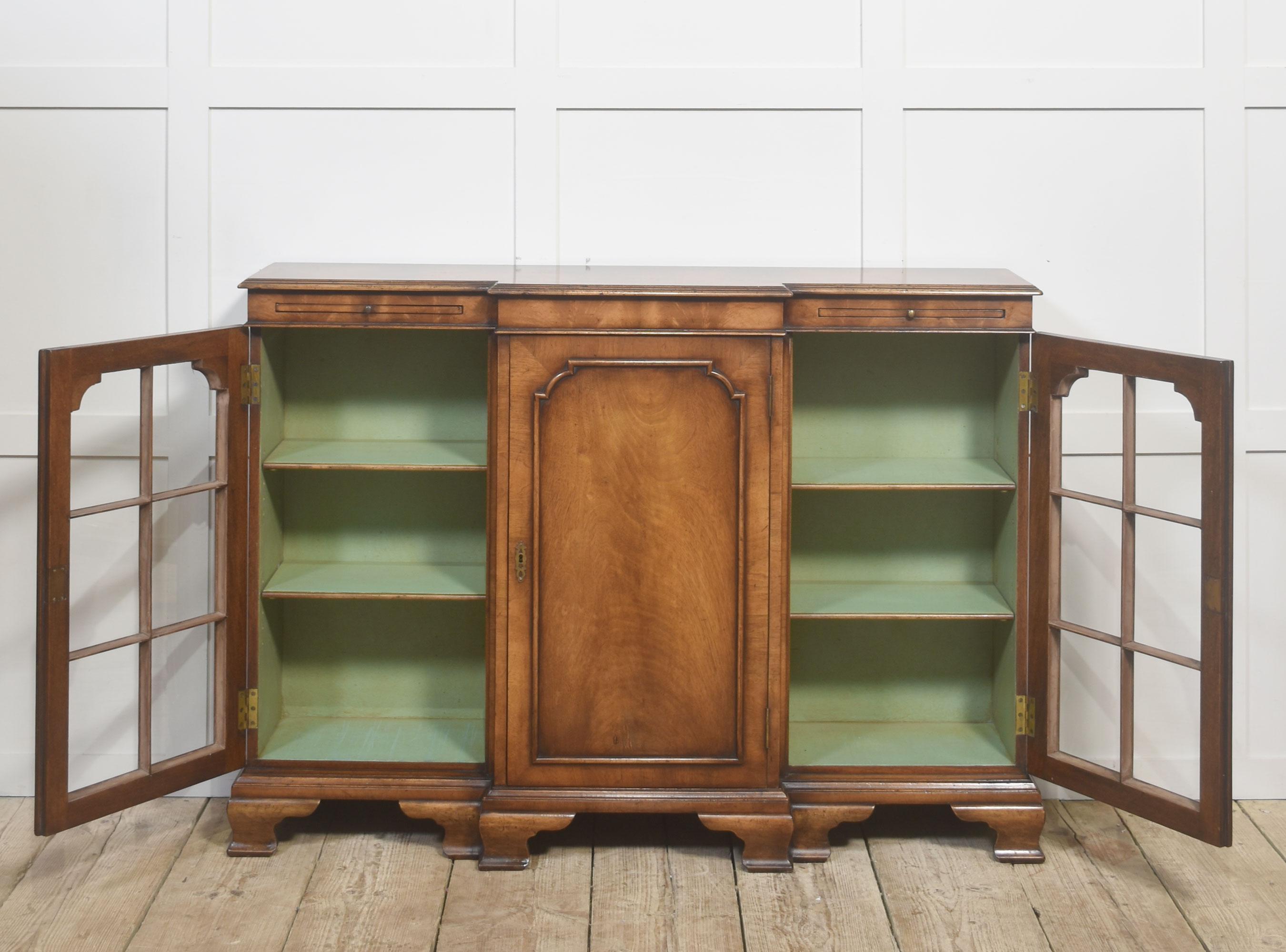 Elegante bibliothèque de façade en noyer du début du 20e siècle en vente 7