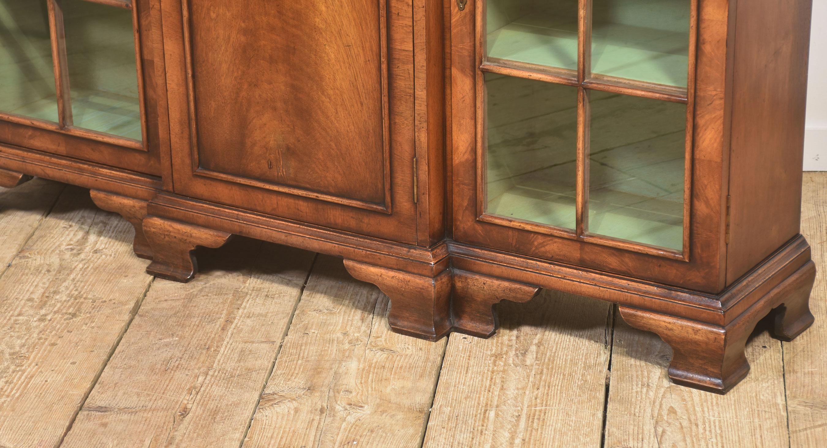 Elegante bibliothèque de façade en noyer du début du 20e siècle en vente 9