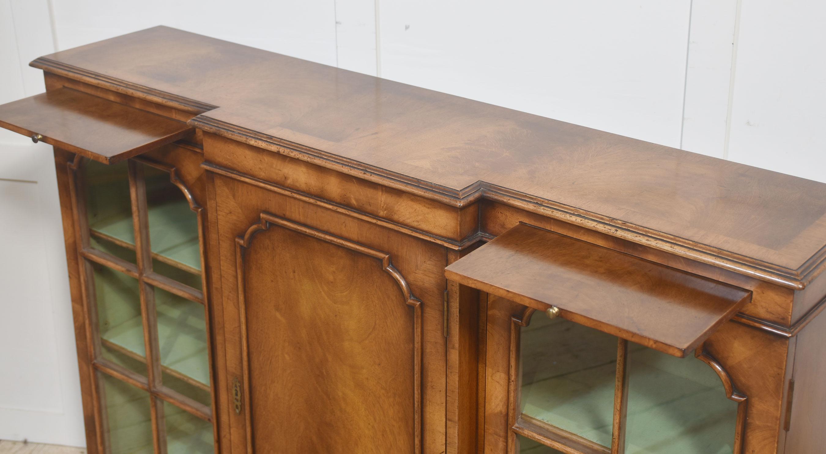 Elegante bibliothèque de façade en noyer du début du 20e siècle en vente 10