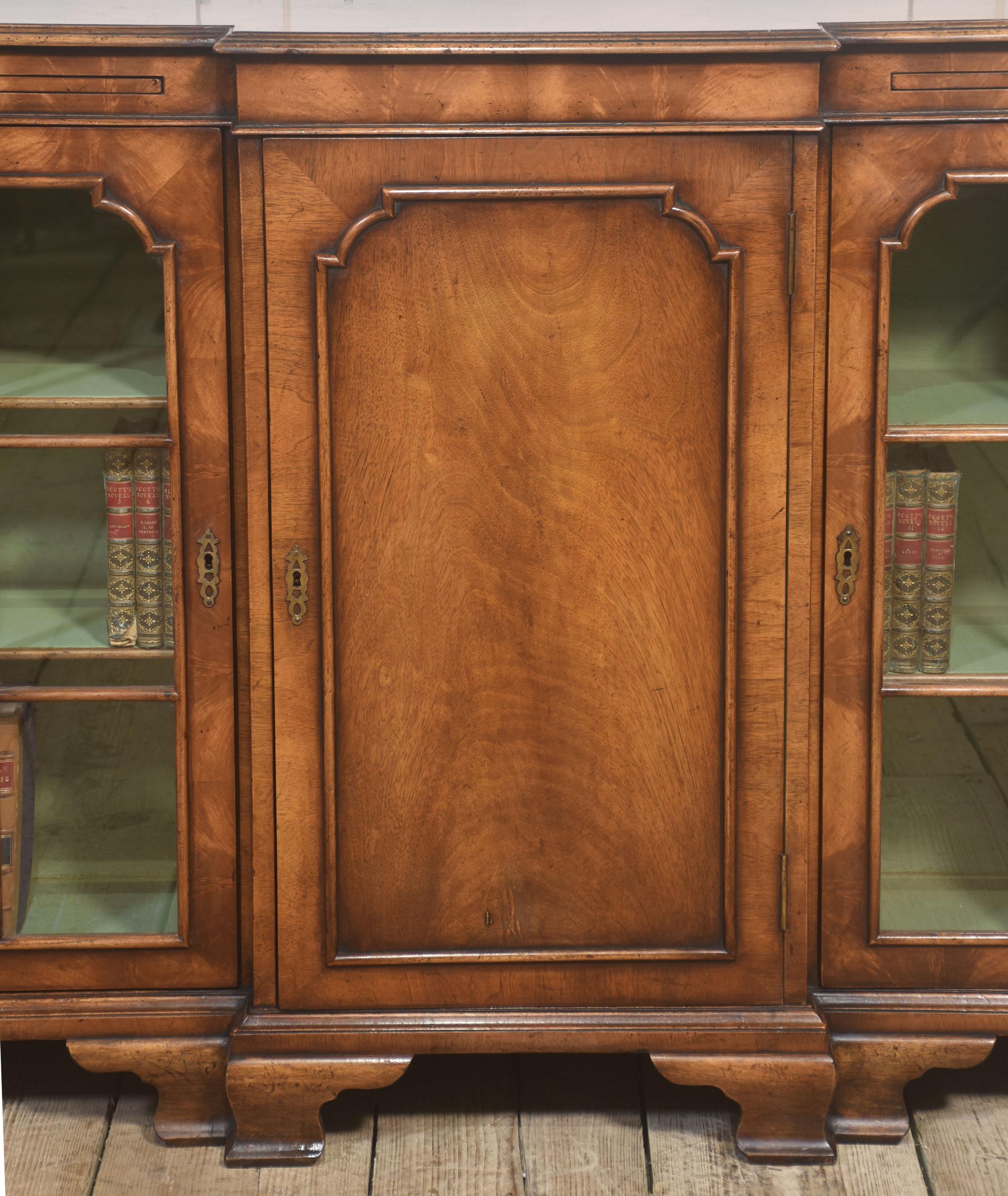 Britannique Elegante bibliothèque de façade en noyer du début du 20e siècle en vente