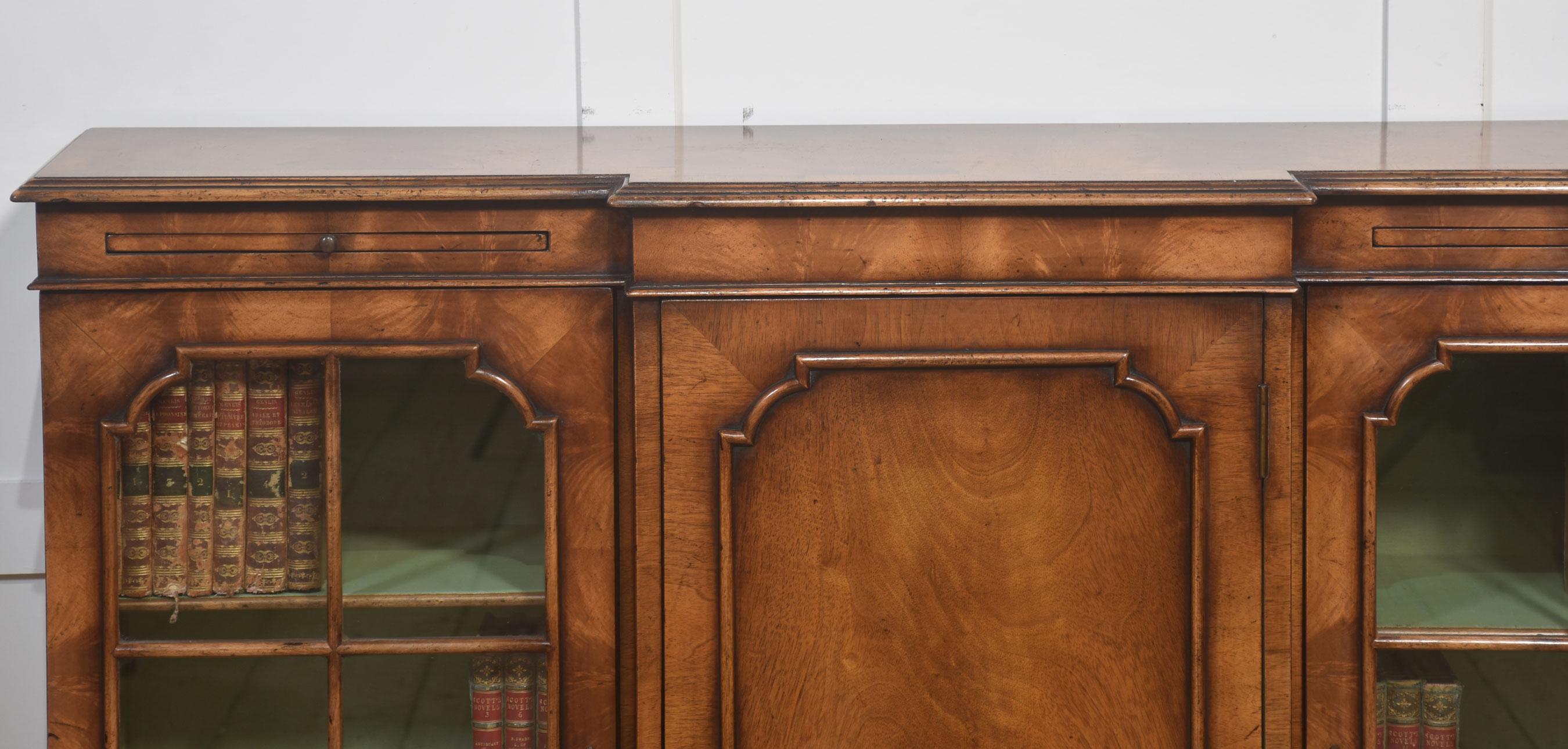 Elegante bibliothèque de façade en noyer du début du 20e siècle Bon état - En vente à Cheshire, GB