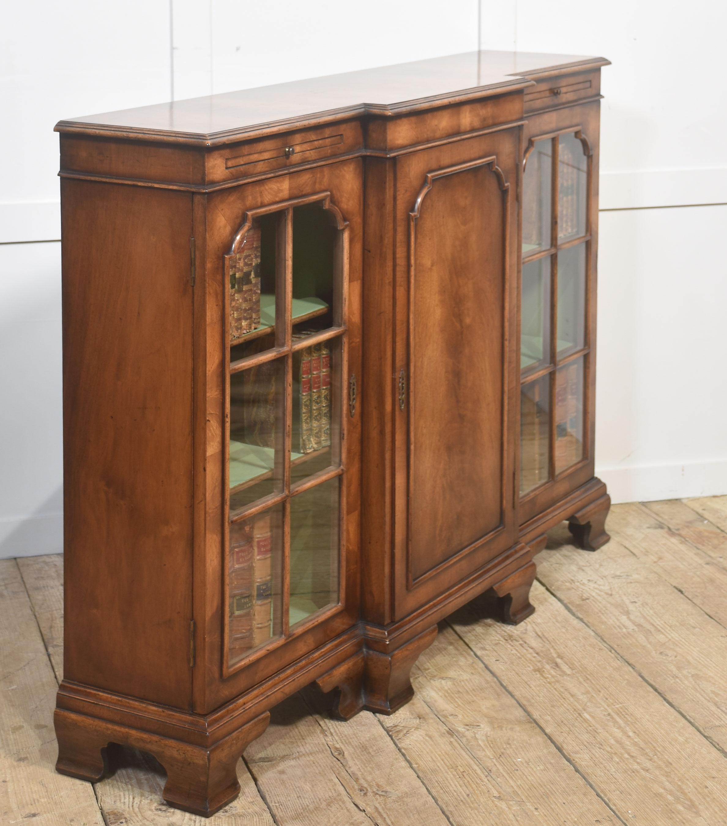 20ième siècle Elegante bibliothèque de façade en noyer du début du 20e siècle en vente