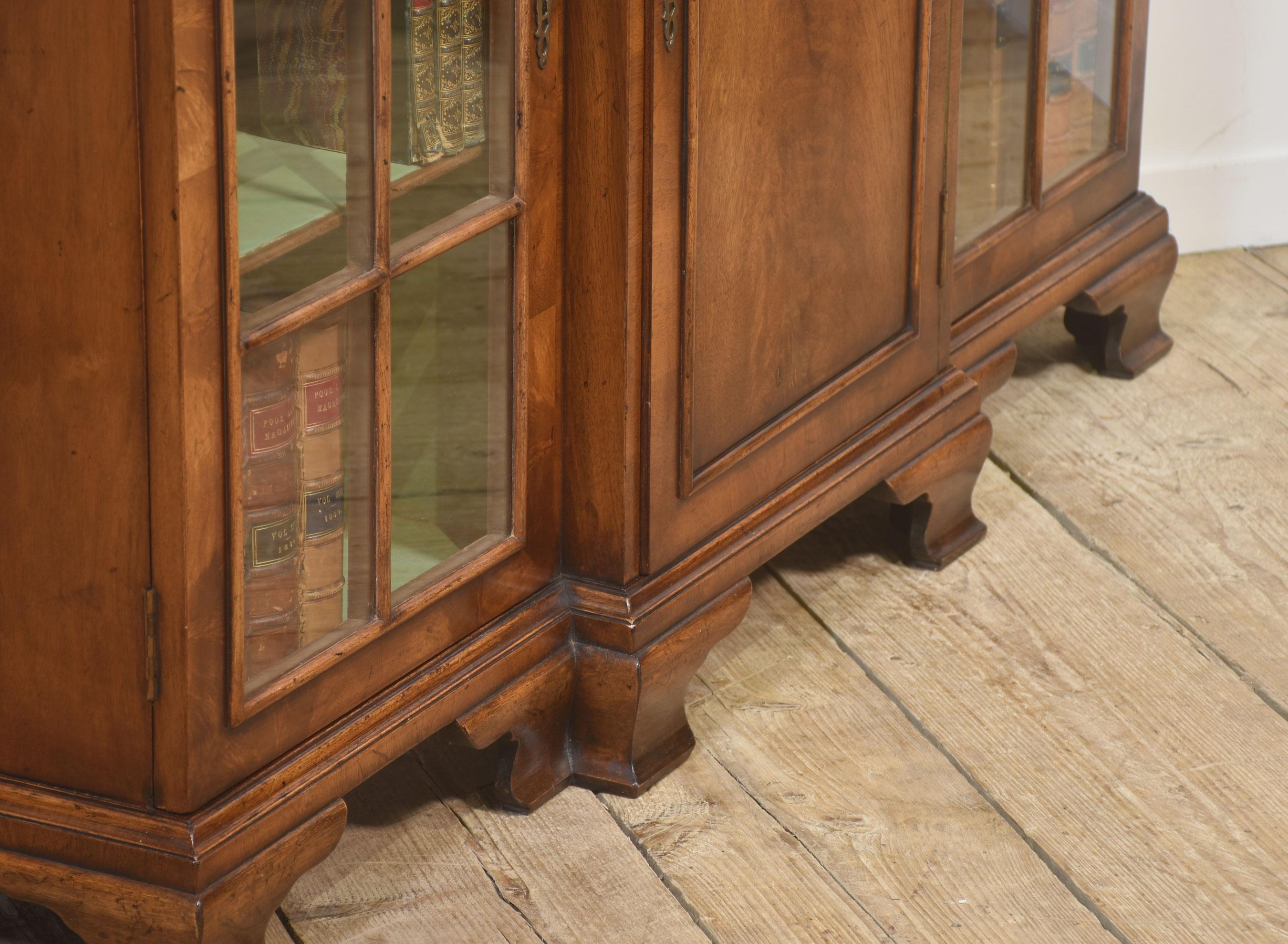 Noyer Elegante bibliothèque de façade en noyer du début du 20e siècle en vente