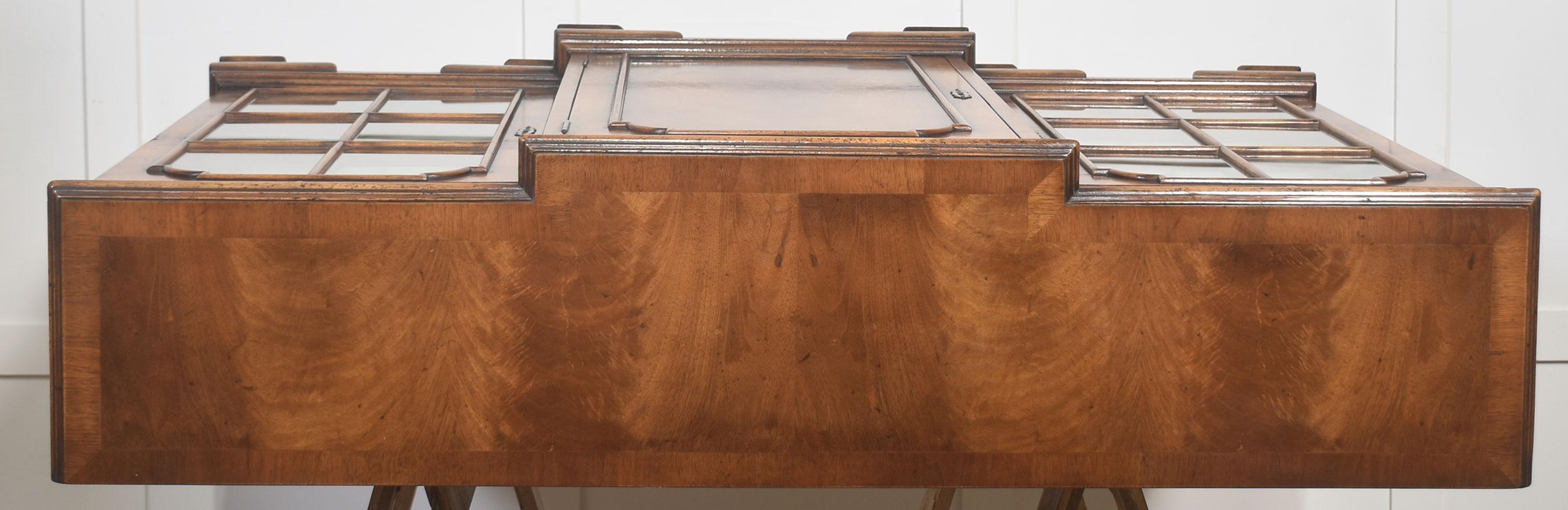 Elegante bibliothèque de façade en noyer du début du 20e siècle en vente 1