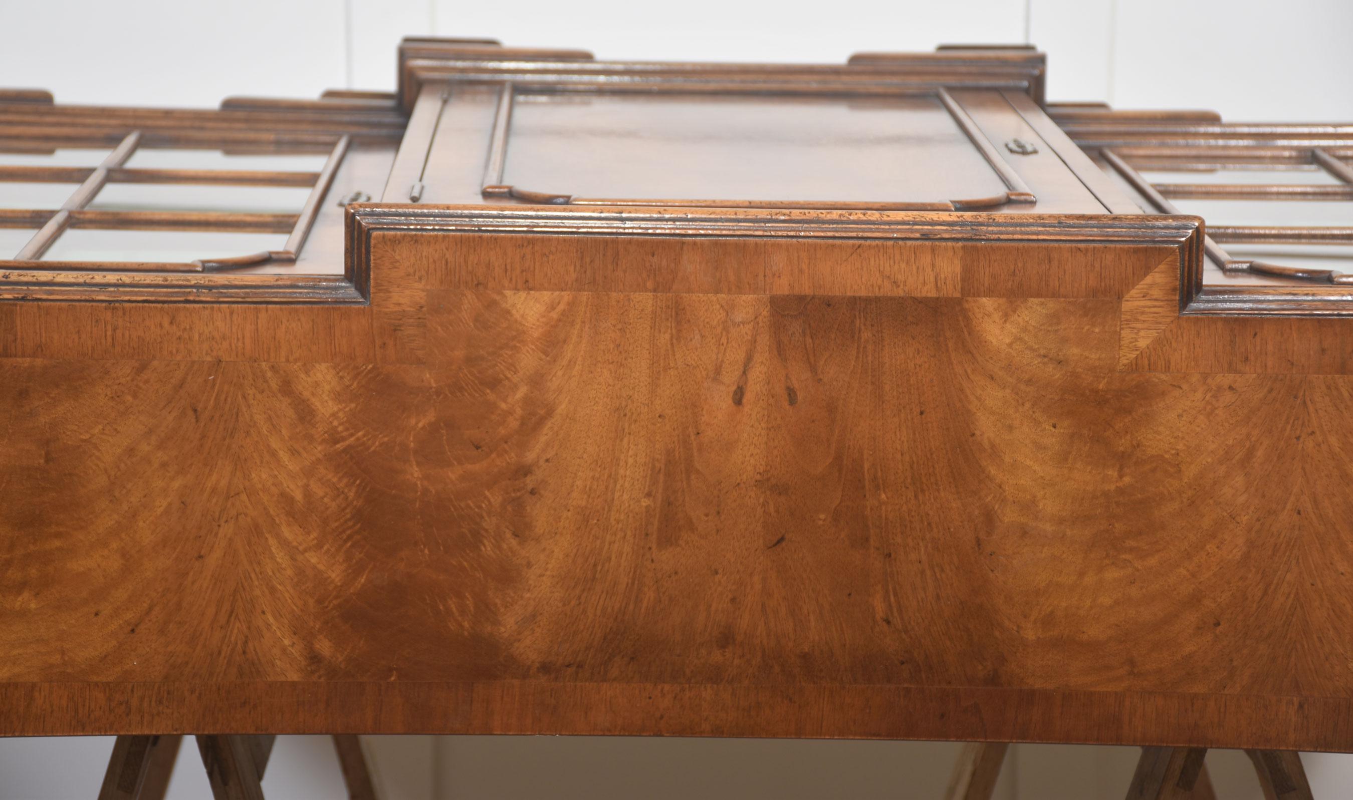 Elegante bibliothèque de façade en noyer du début du 20e siècle en vente 2