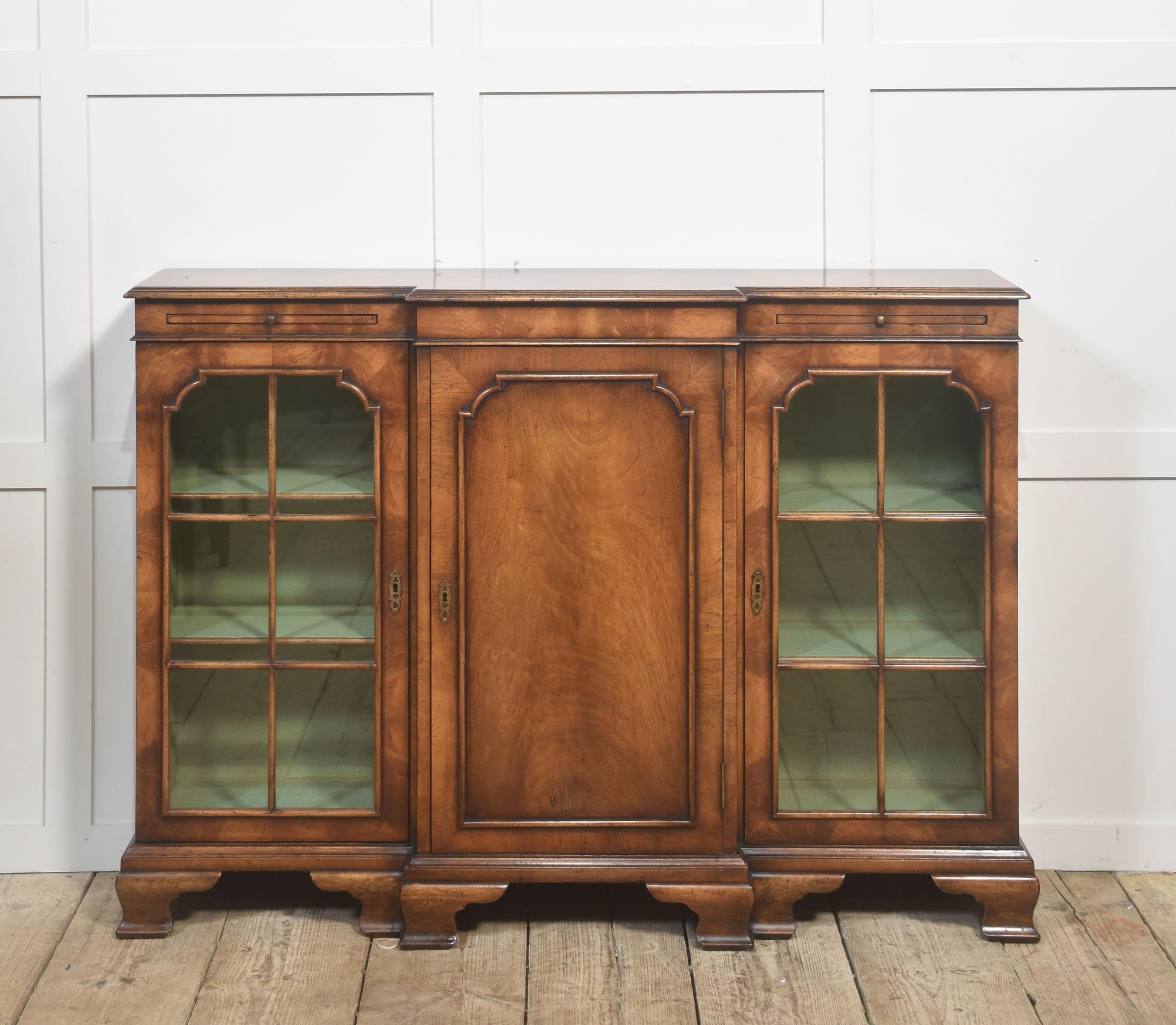 Elegante bibliothèque de façade en noyer du début du 20e siècle en vente 3