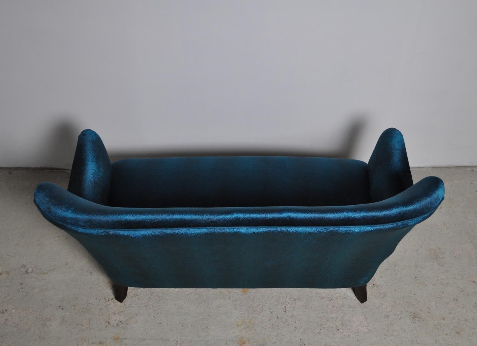 Elegant Early Midcentury Curved Sofa in Blue Velvet New Upholstery For Sale 1