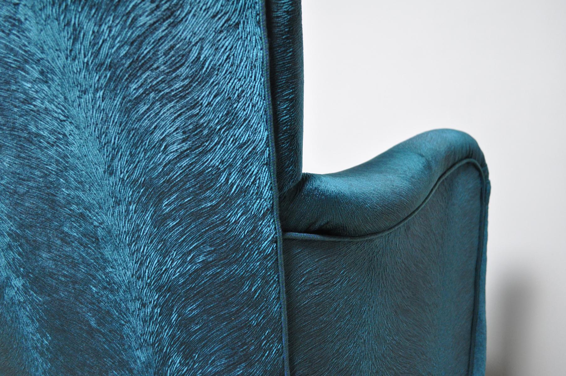 Elegant Early Midcentury Curved Sofa in Blue Velvet New Upholstery For Sale 3