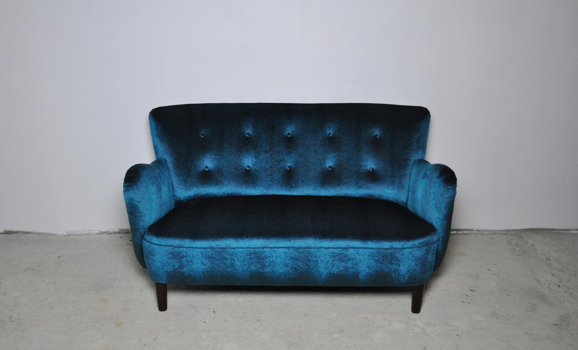 Elegant early midcentury curved sofa with peacock blue velvet new upholstery.

Very good condition. 

Dimensions: 
Height 76 cm
Length 137 cm
Depth 75 cm
Seat height 43 cm.
