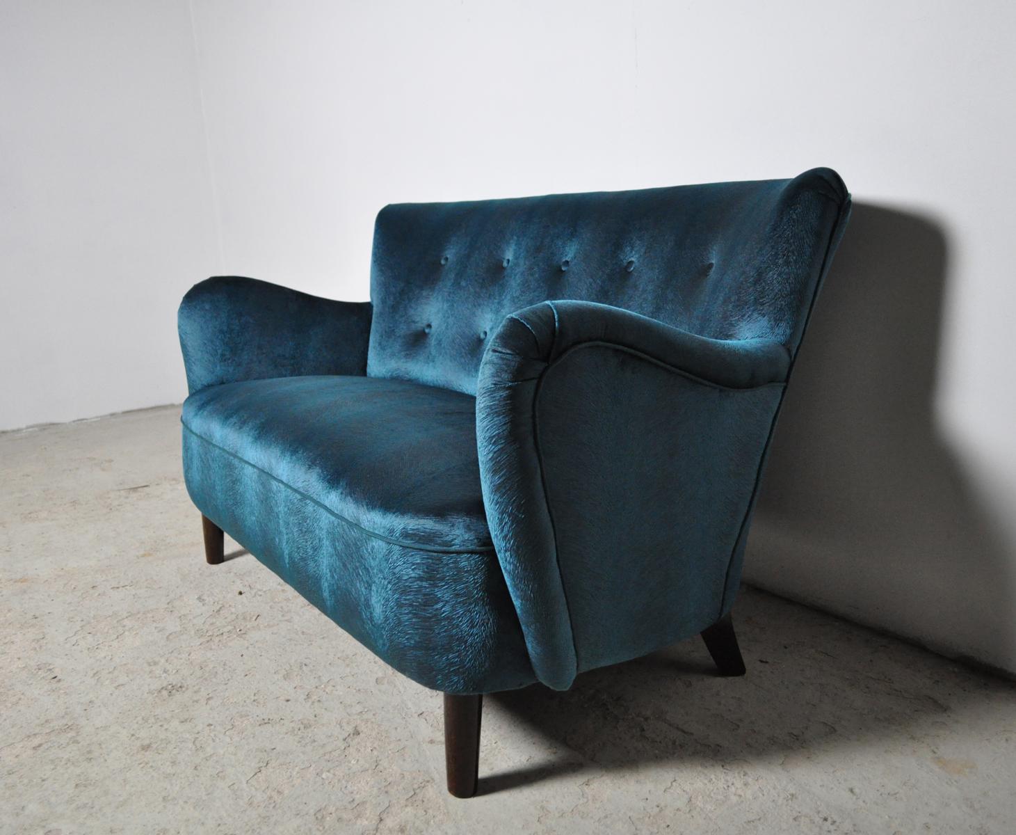 Mid-Century Modern Elegant Early Midcentury Curved Sofa in Blue Velvet New Upholstery For Sale