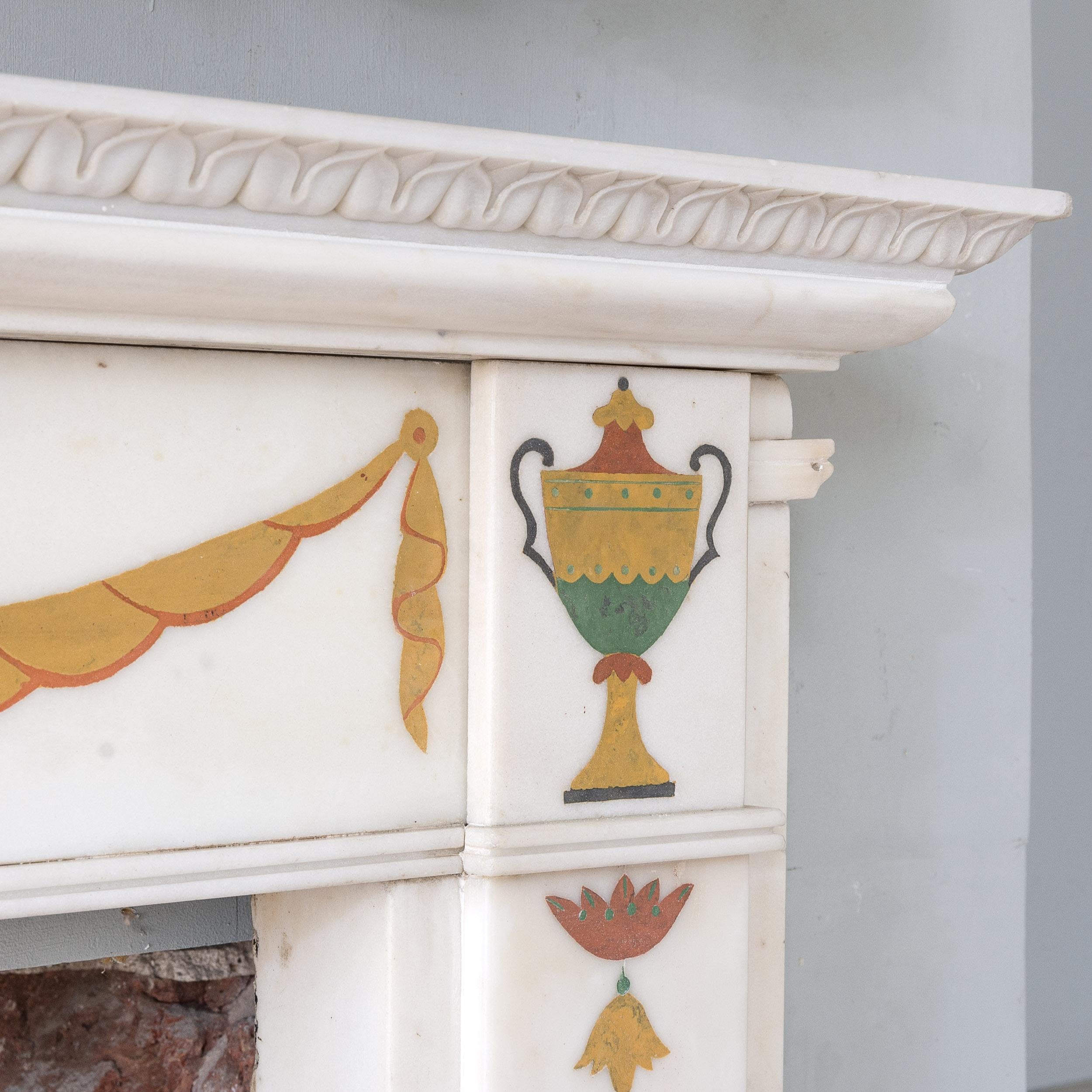 Élégant encadrement de cheminée néoclassique en marbre statuaire du début du vingtième siècle en vente 1