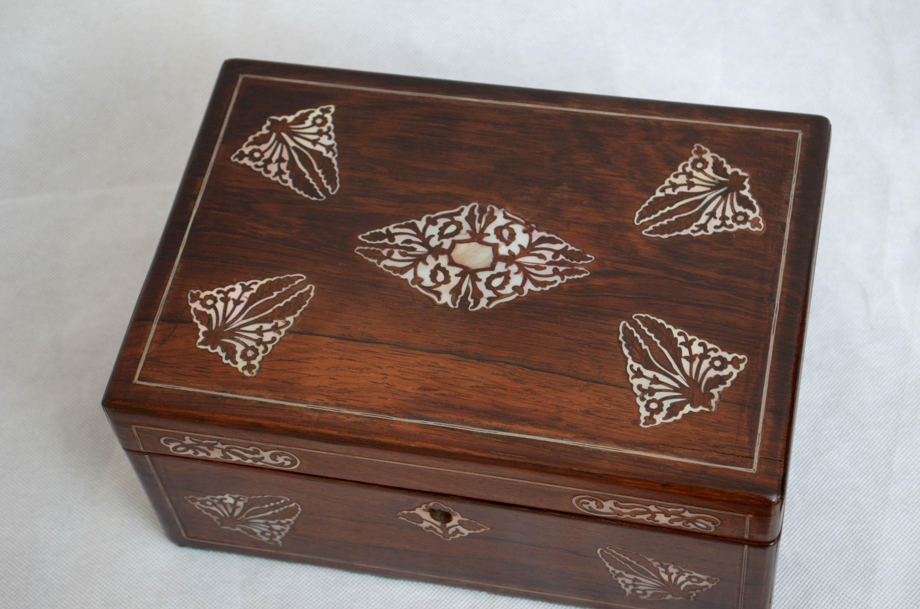 English Elegant Early Victorian Jewelry Box with Tray For Sale