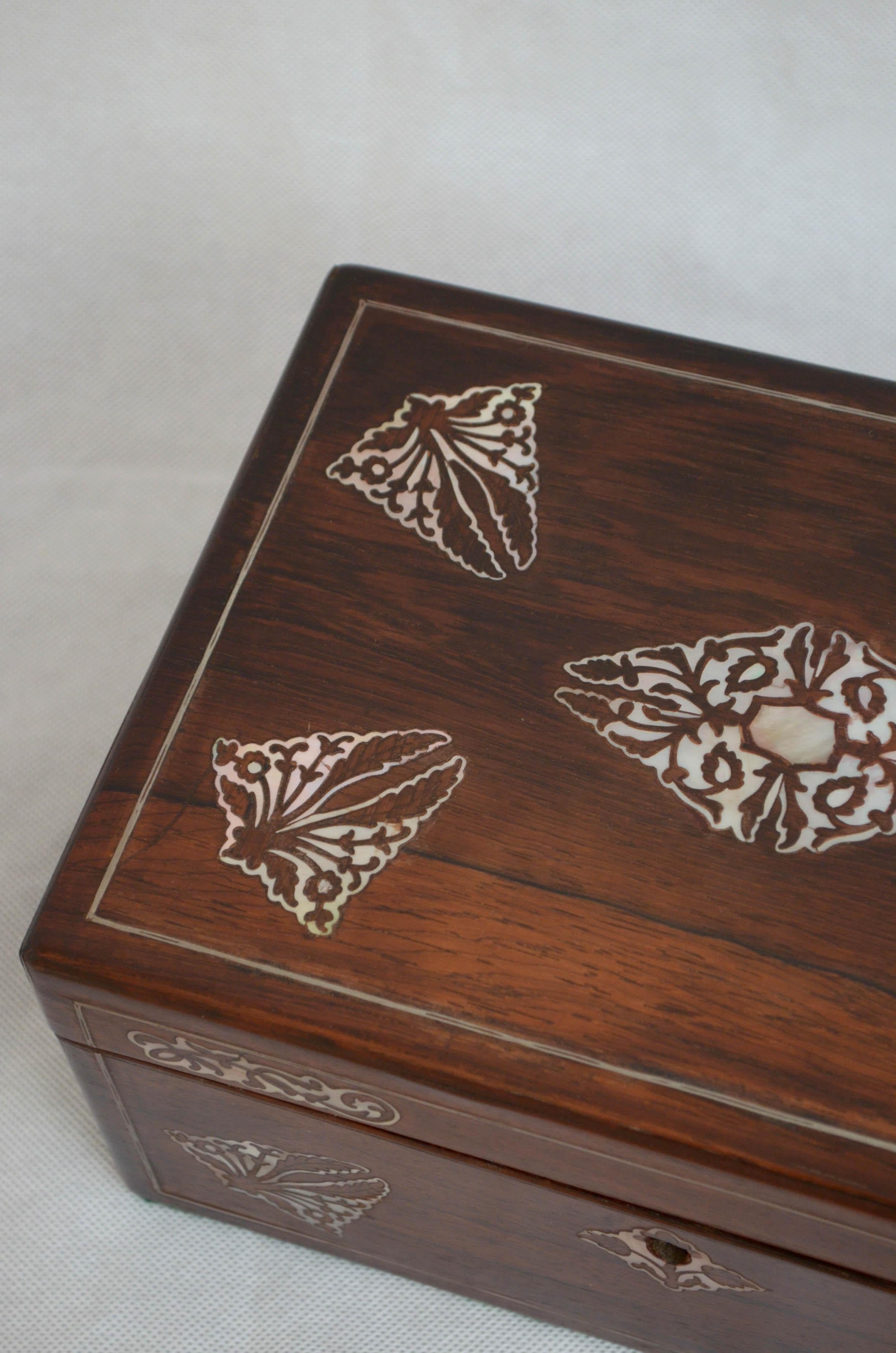 Elegant Early Victorian Jewelry Box with Tray In Good Condition For Sale In Whaley Bridge, GB