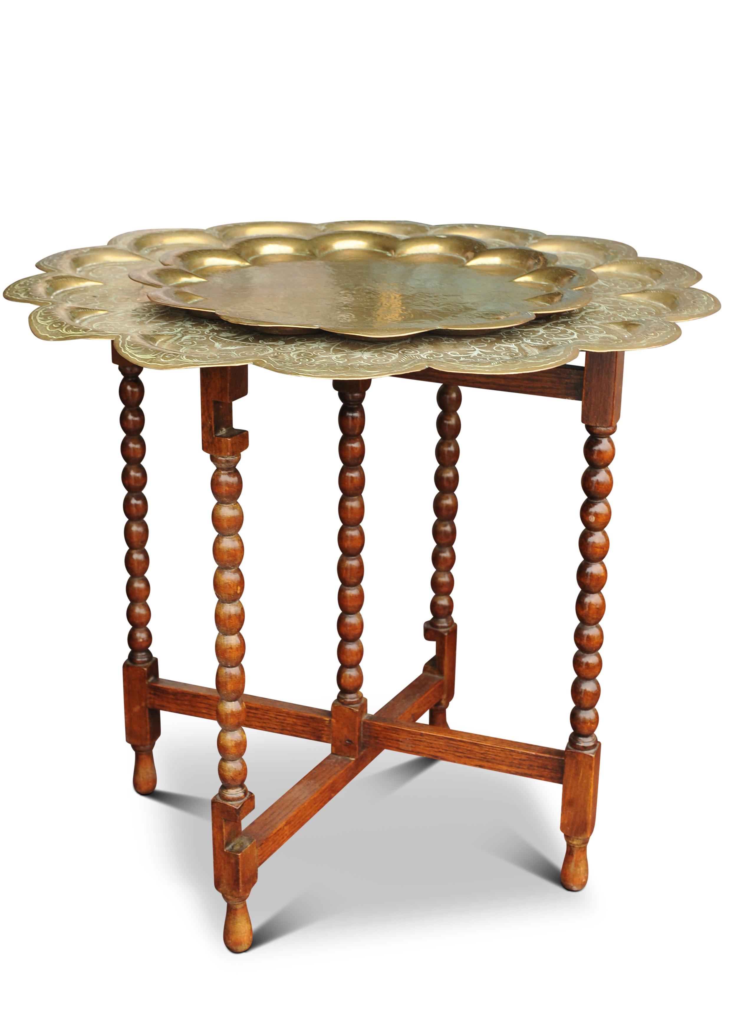Eleganter Eastern Gate-Leg Drinks Table mit zwei abnehmbaren, dekorativen Messingablagen im Angebot 1
