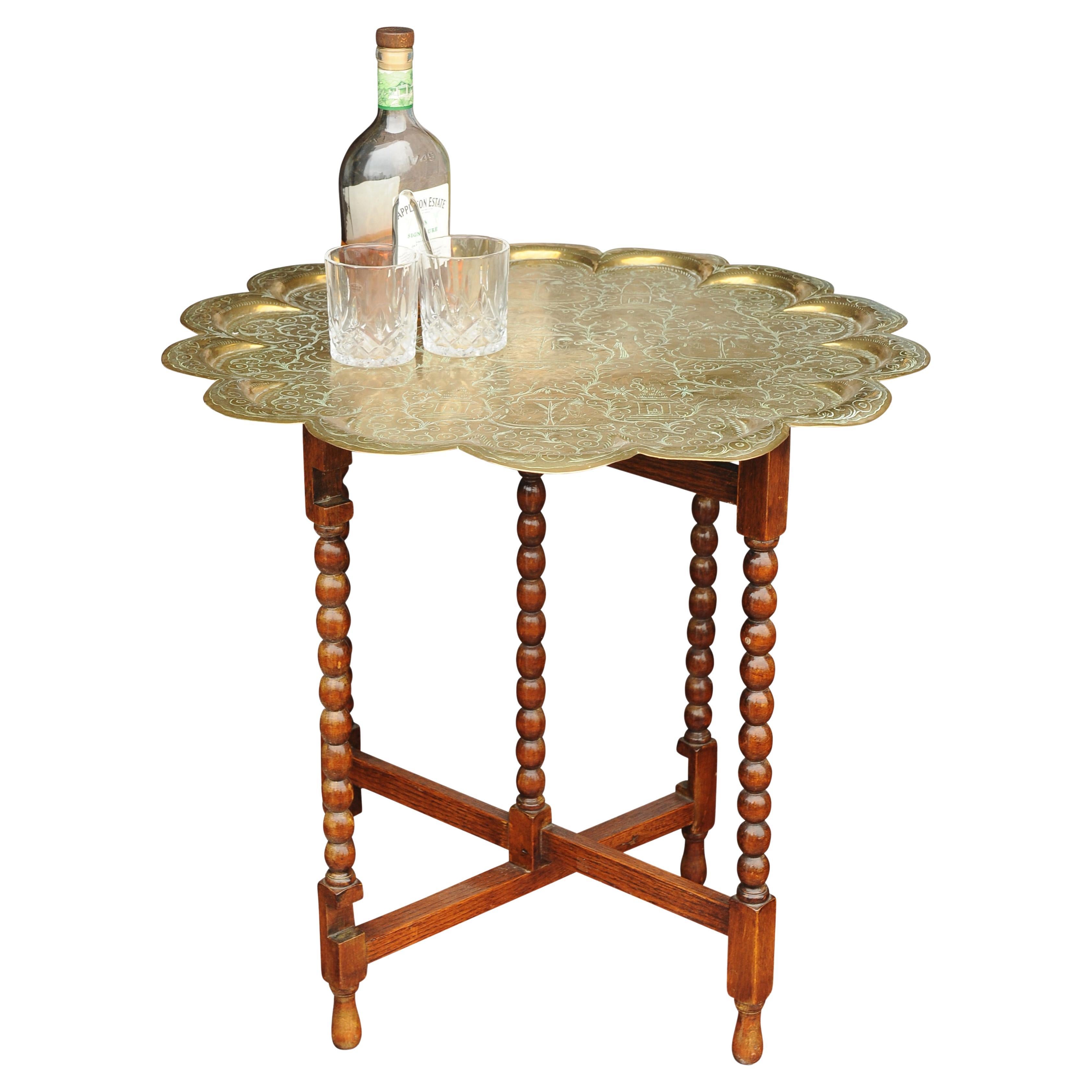 Eleganter Eastern Gate-Leg Drinks Table mit zwei abnehmbaren, dekorativen Messingablagen im Angebot