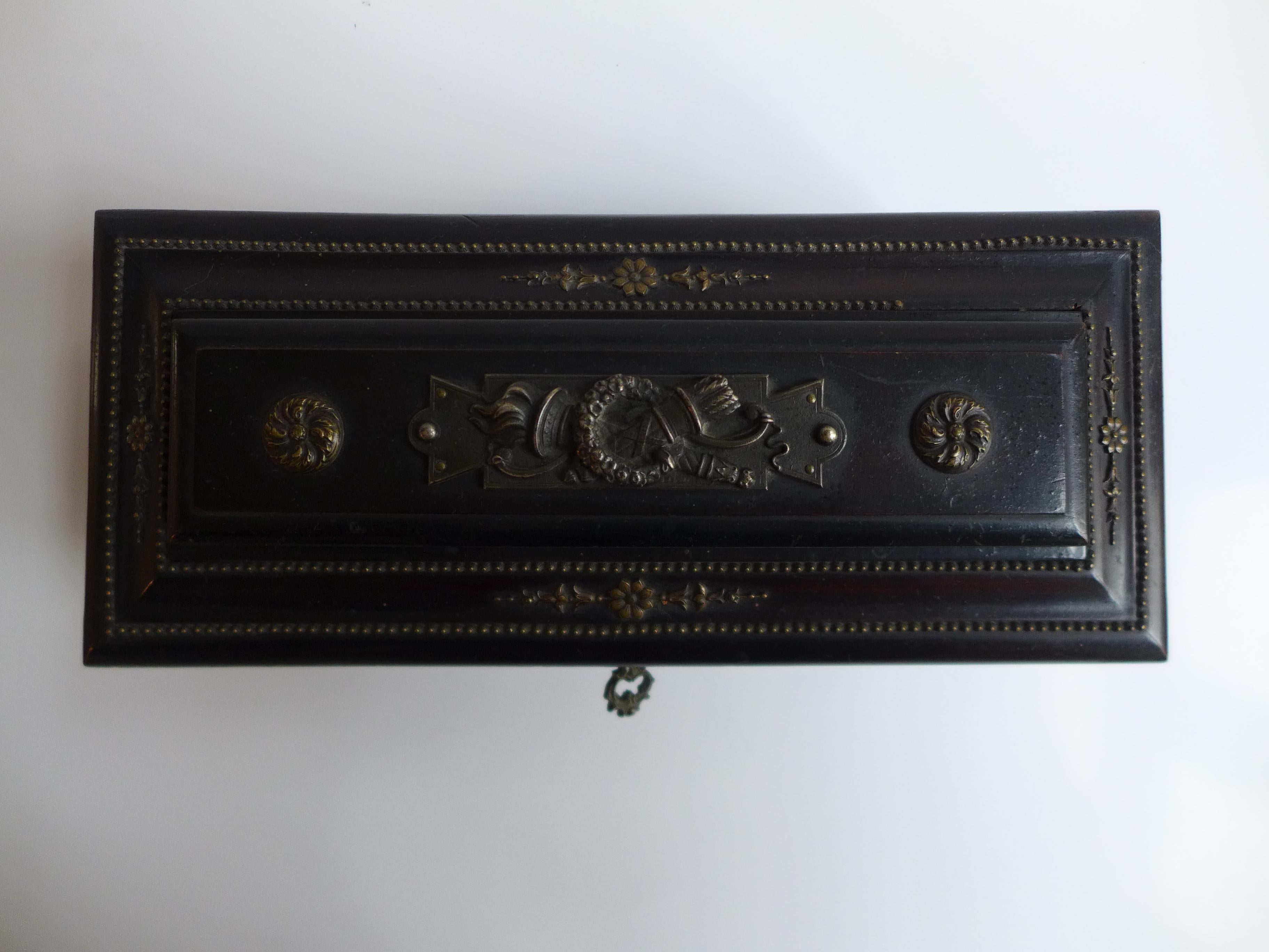 Mid-Century Modern Elegant ebony chest with silvered brass fittings 1930 en vente