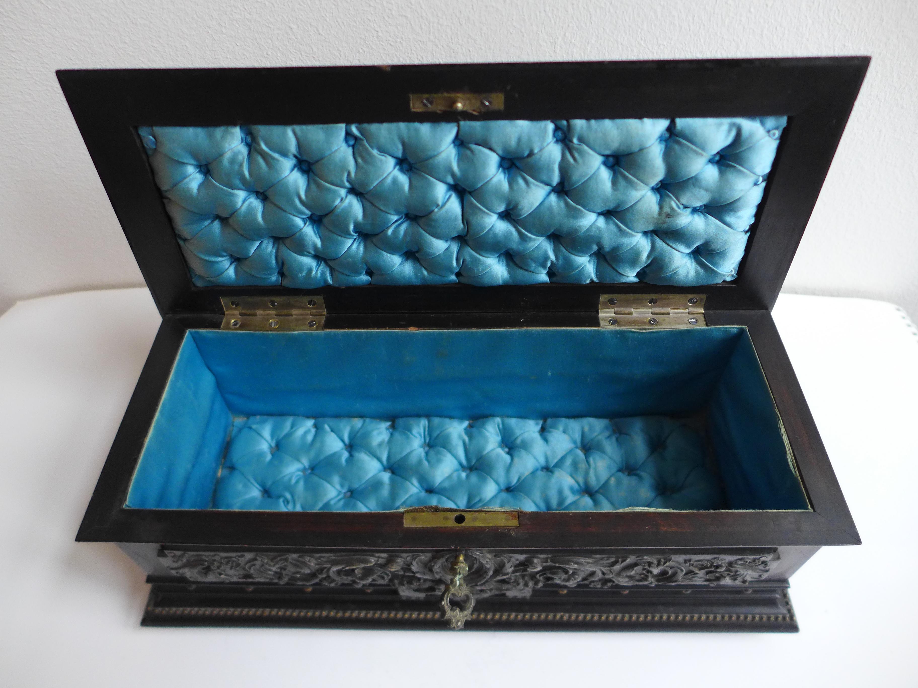 Fait main Elegant ebony chest with silvered brass fittings 1930 en vente