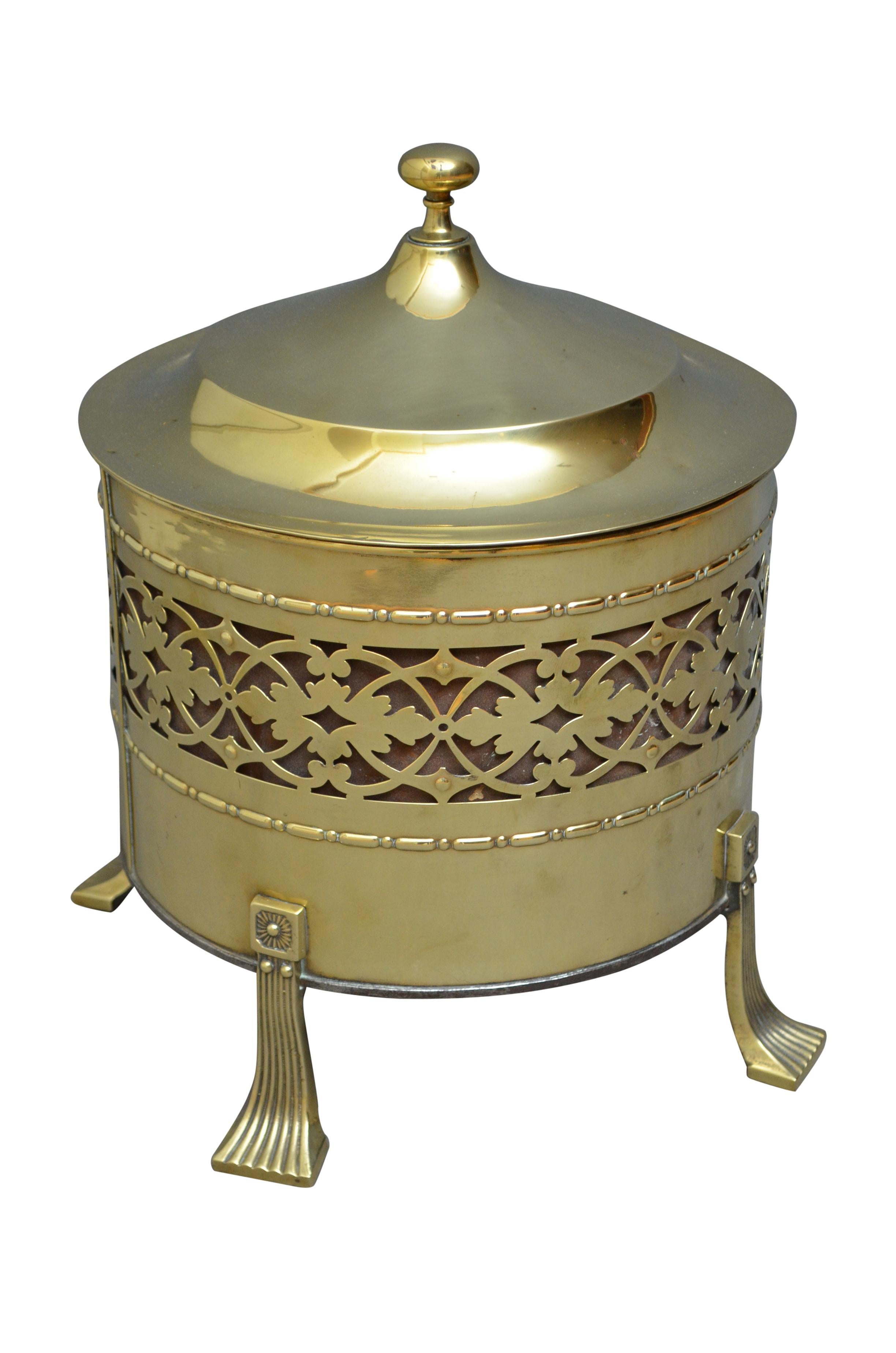 English Elegant Edwardian Brass Coal Bucket or Planter For Sale