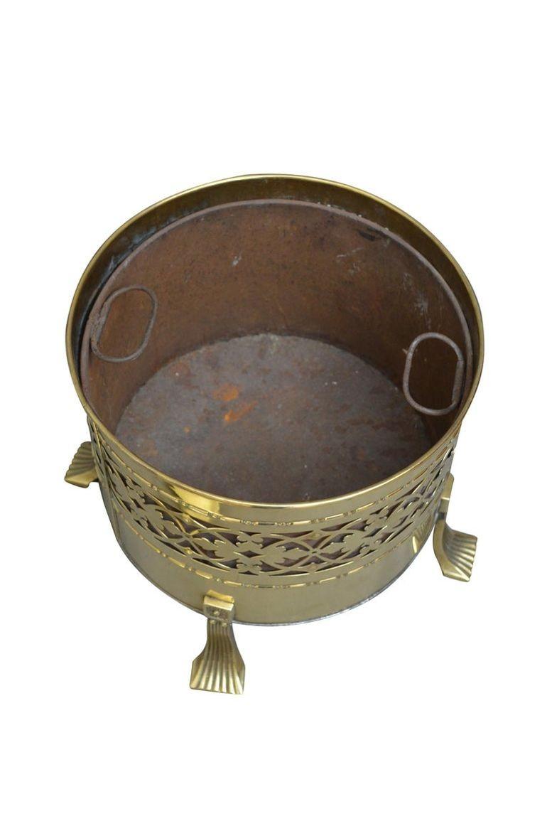 Elegant Edwardian Brass Coal Bucket or Planter In Good Condition For Sale In High Peak, GB