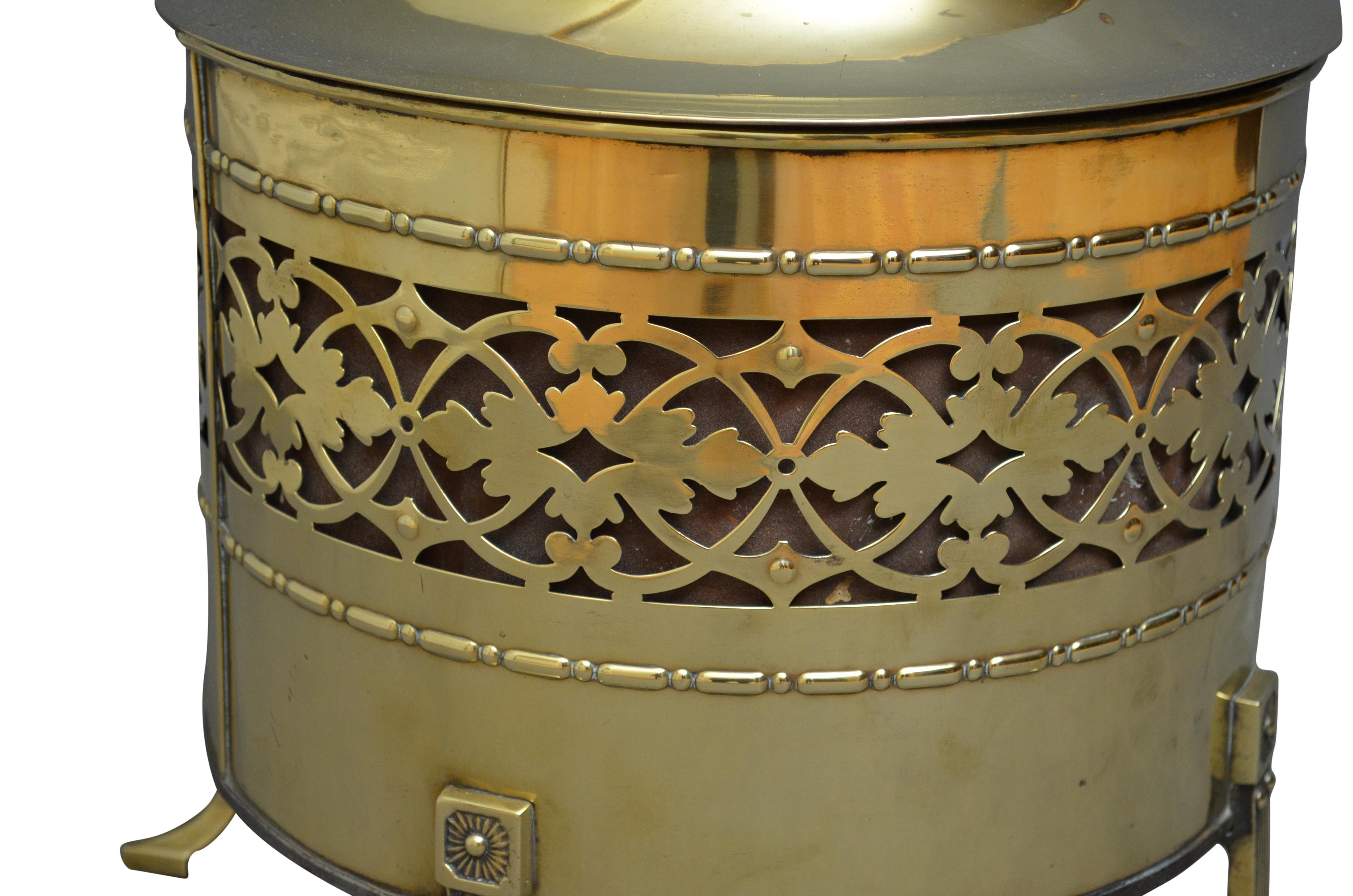Elegant Edwardian Brass Coal Bucket or Planter In Good Condition For Sale In Whaley Bridge, GB