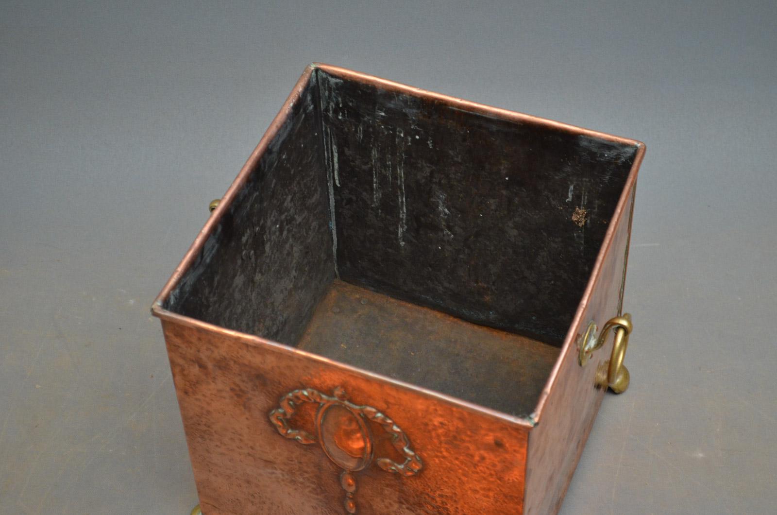 Elegant Edwardian Copper Coal Bucket In Good Condition In Whaley Bridge, GB