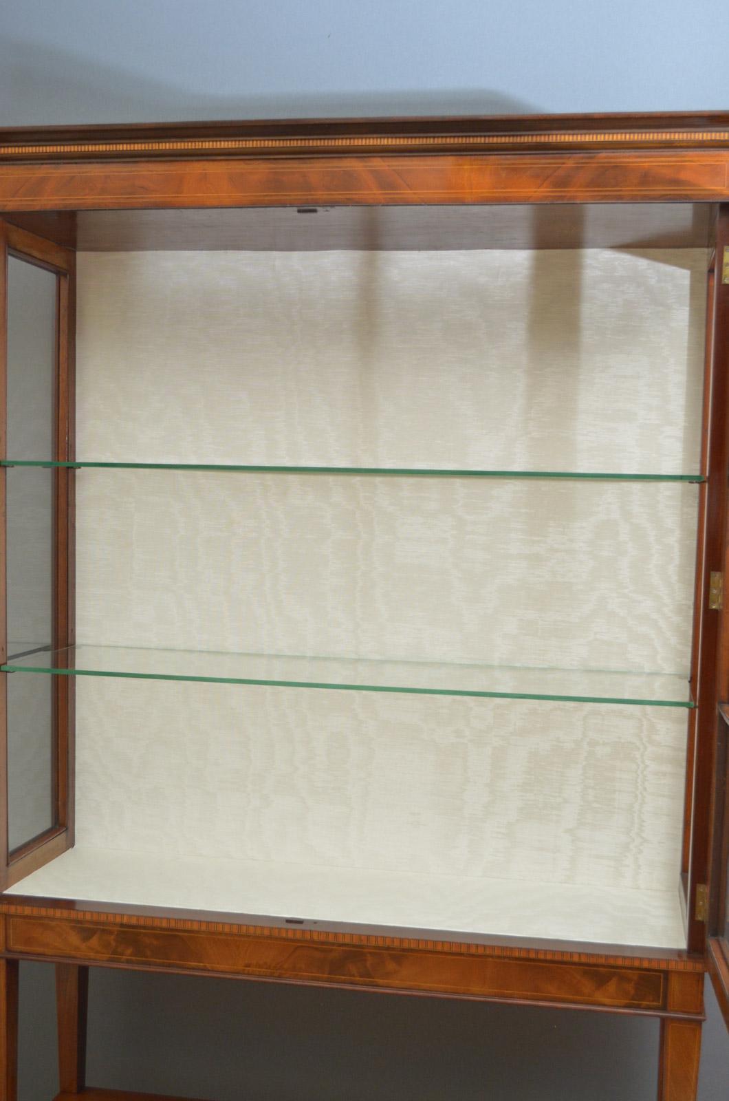 Elegant Edwardian Display Cabinet In Excellent Condition In Whaley Bridge, GB