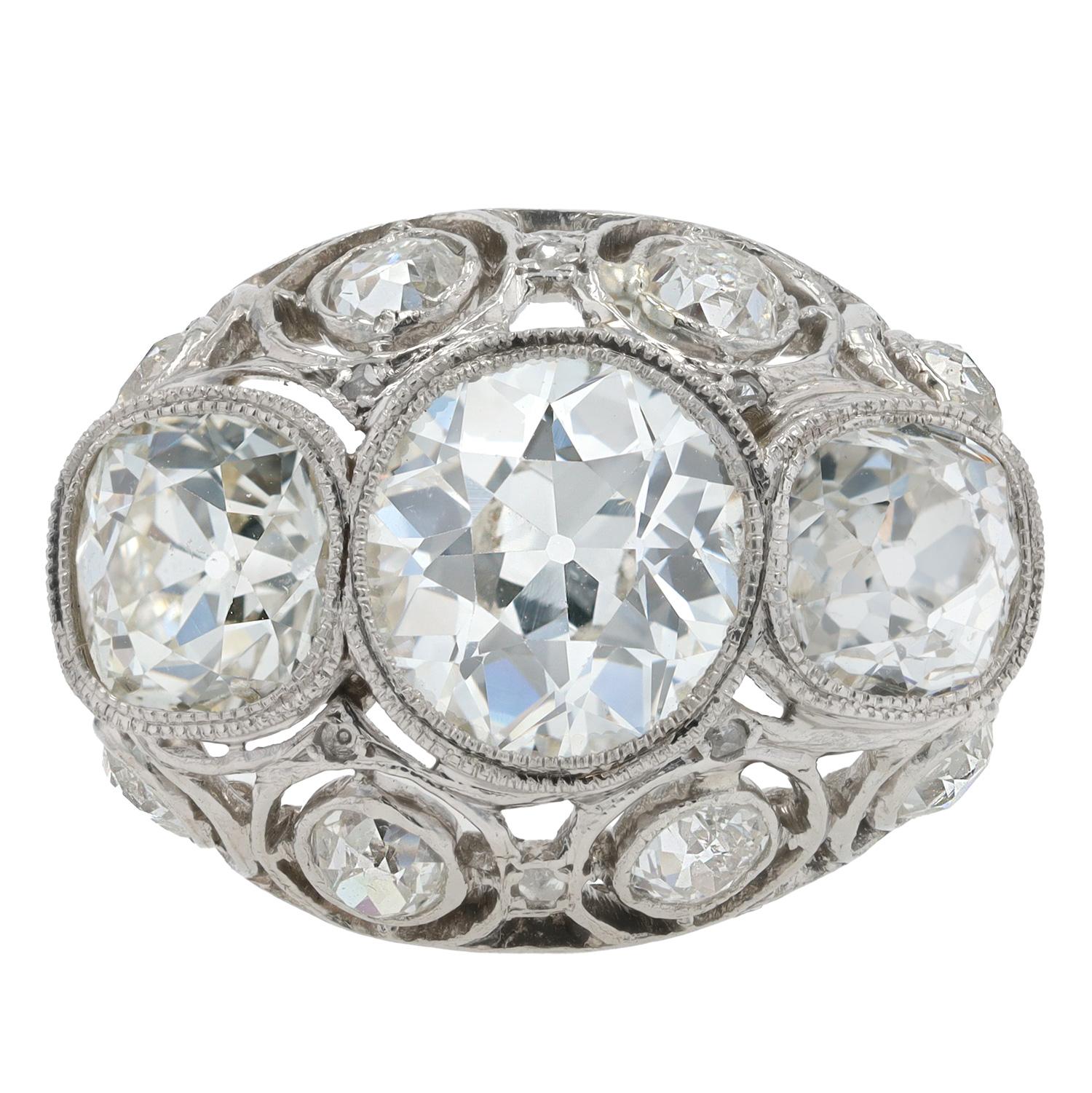 Edoardiano Elegante anello di fidanzamento edoardiano con diamante A. Stone a 3 pietre e 4 carati in vendita