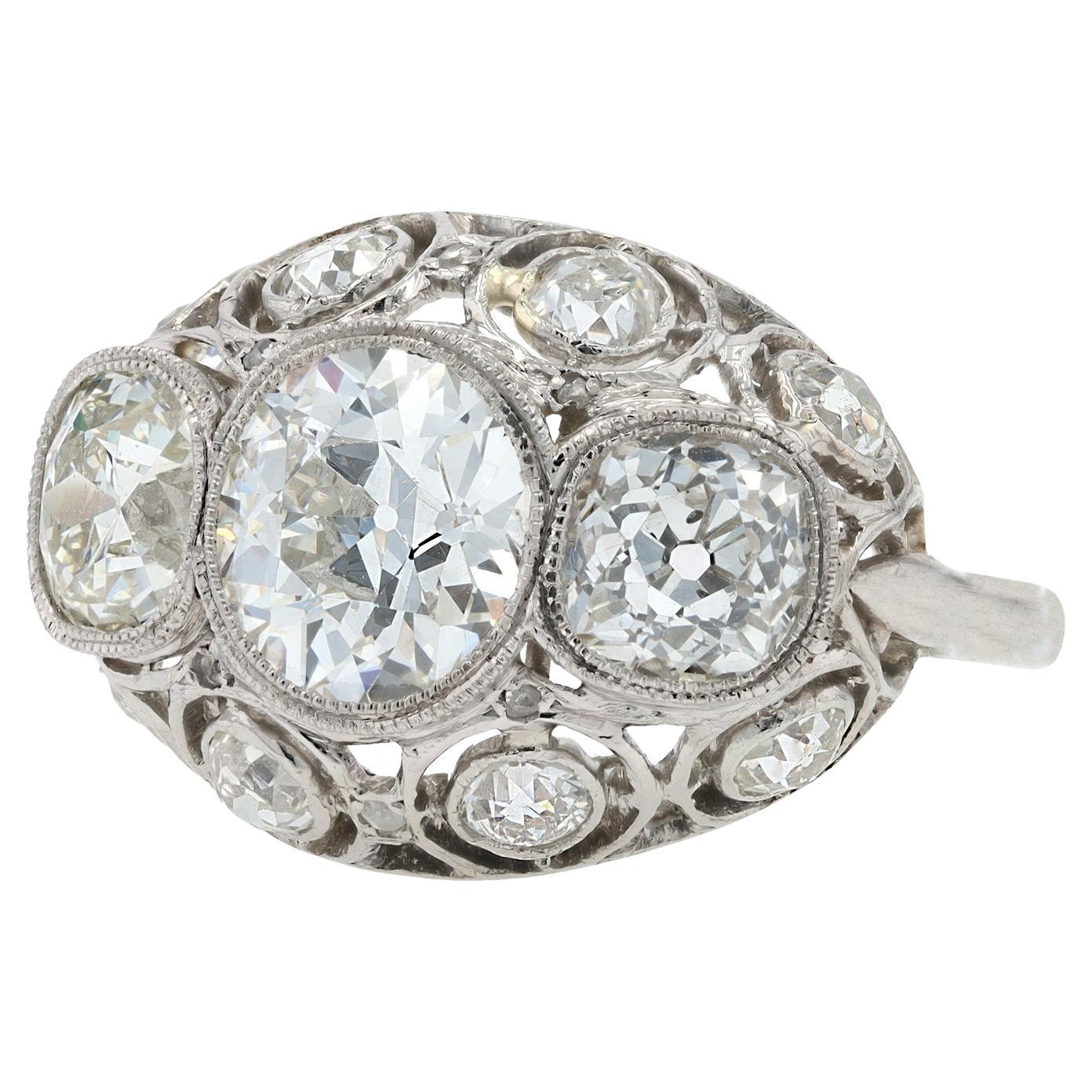 Elegante anello di fidanzamento edoardiano con diamante A. Stone a 3 pietre e 4 carati in vendita