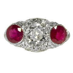 Ring aus edwardianischem Platin, 3 Steinen, Diamant und Burma-Rubin