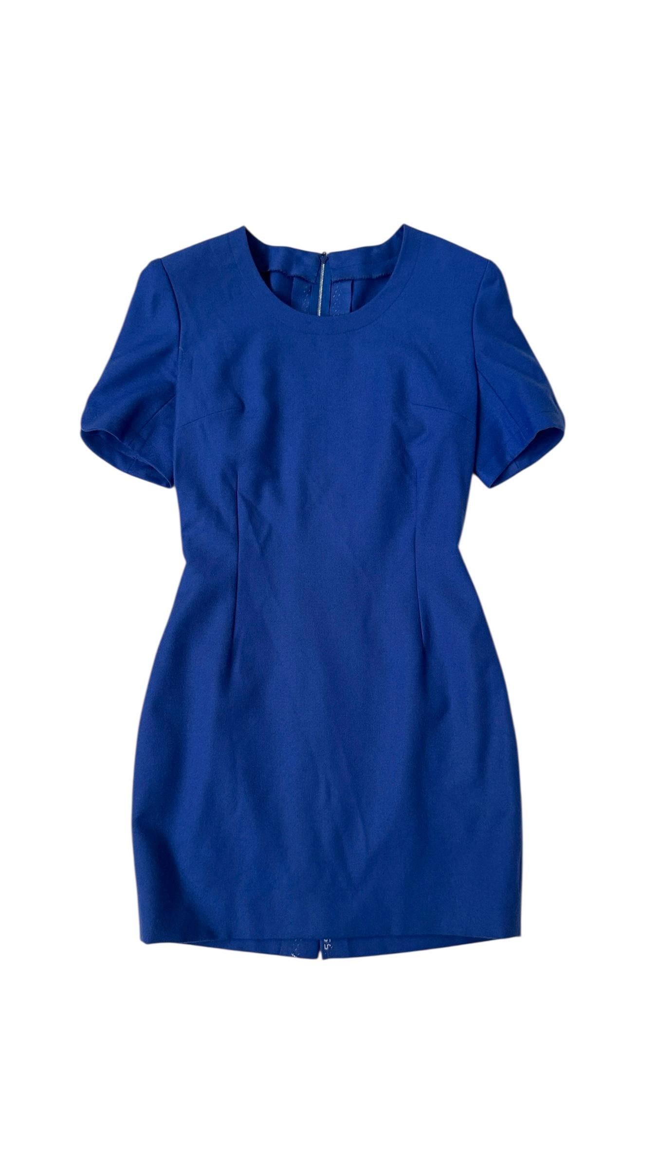 Impresionante mini vestido vintage de Miss V Valentino, confeccionado en un vibrante azul eléctrico que refleja el atrevido estilo de las colecciones de los años 80 y principios de los 90. El diseño presenta una favorecedora silueta entallada con