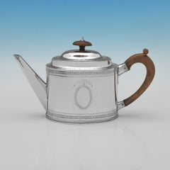 Élégant service à thé en argent sterling de style Hester Bateman de l'époque d'Elizabeth II, 1967