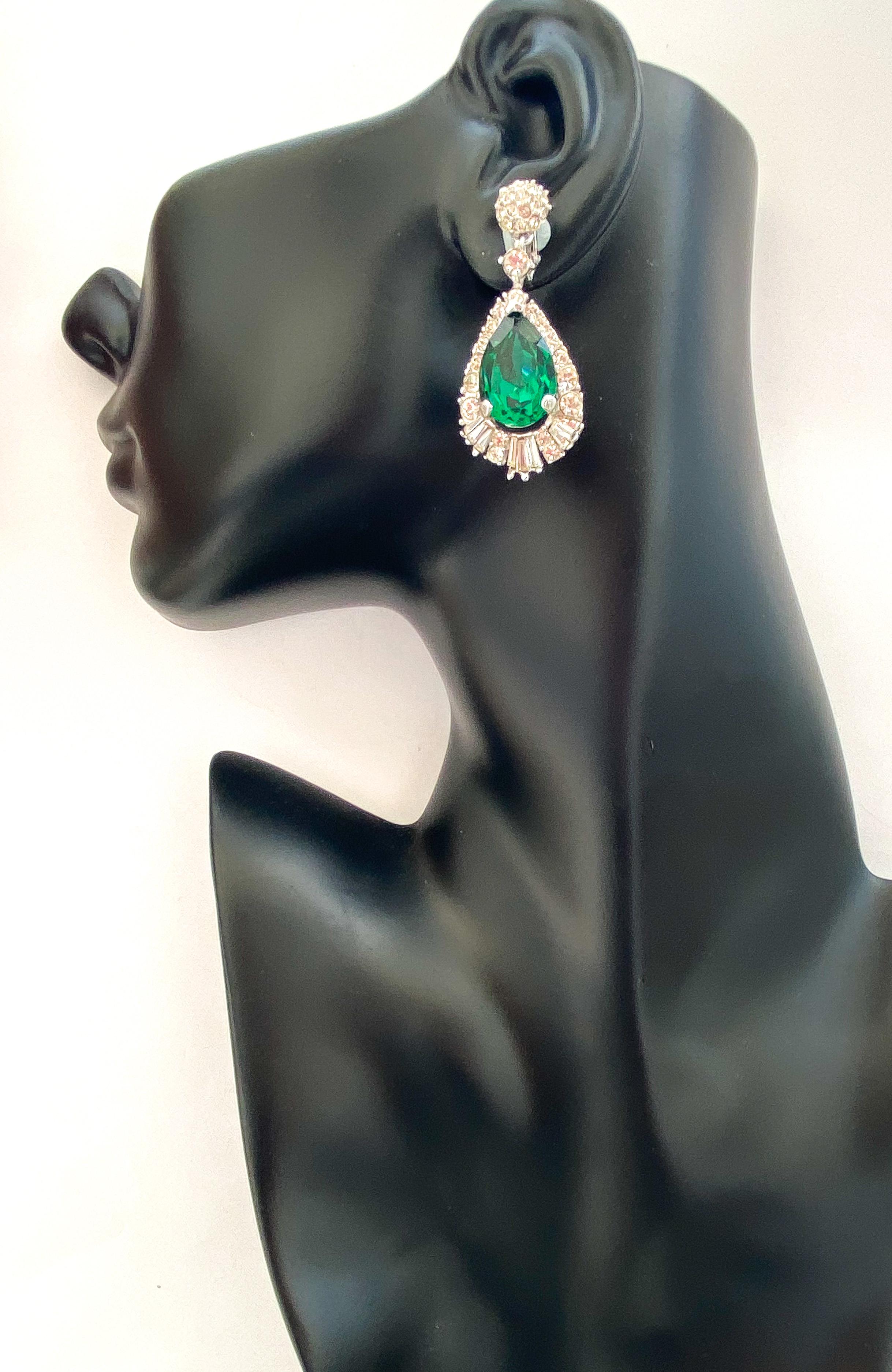 Elegant emerald and clear paste drop earrings, Marcel Boucher, 1960s, USA. In Excellent Condition In Greyabbey, County Down