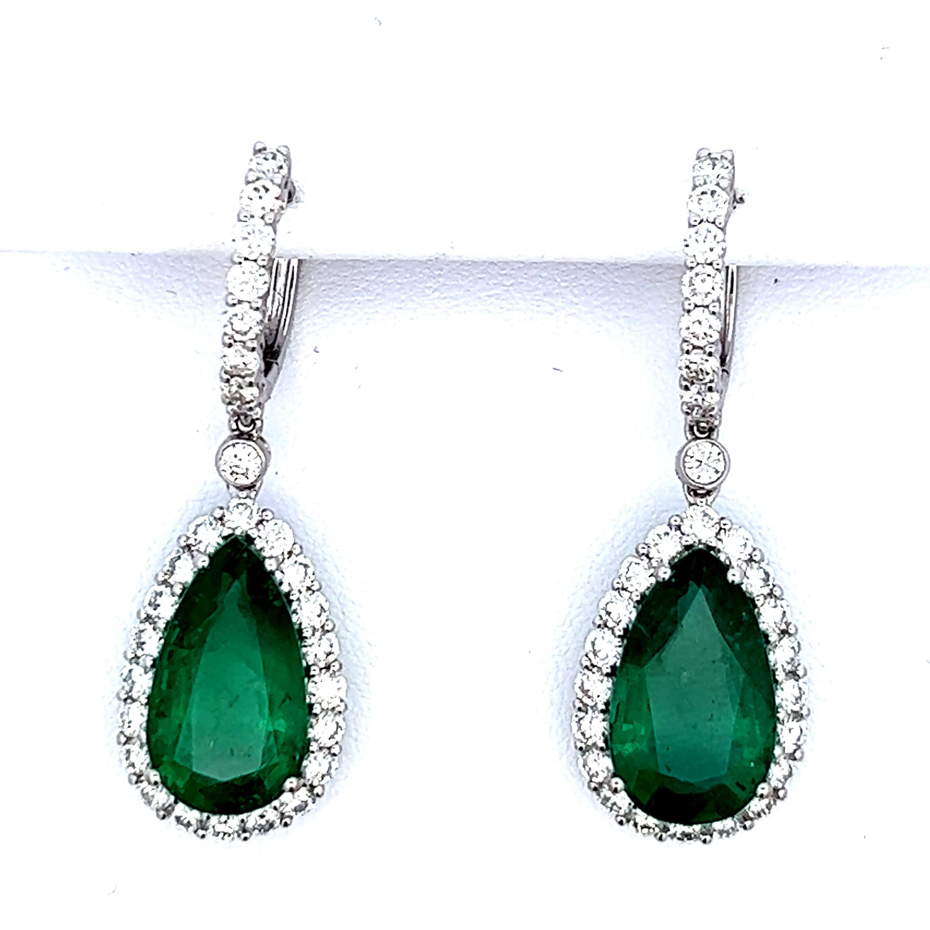 Scopri la squisita bellezza di questi orecchini con smeraldi e diamanti. Realizzati con precisione, i vibranti smeraldi verdi sono elegantemente incorniciati da diamanti scintillanti, creando un contrasto sorprendente che cattura lo sguardo.
