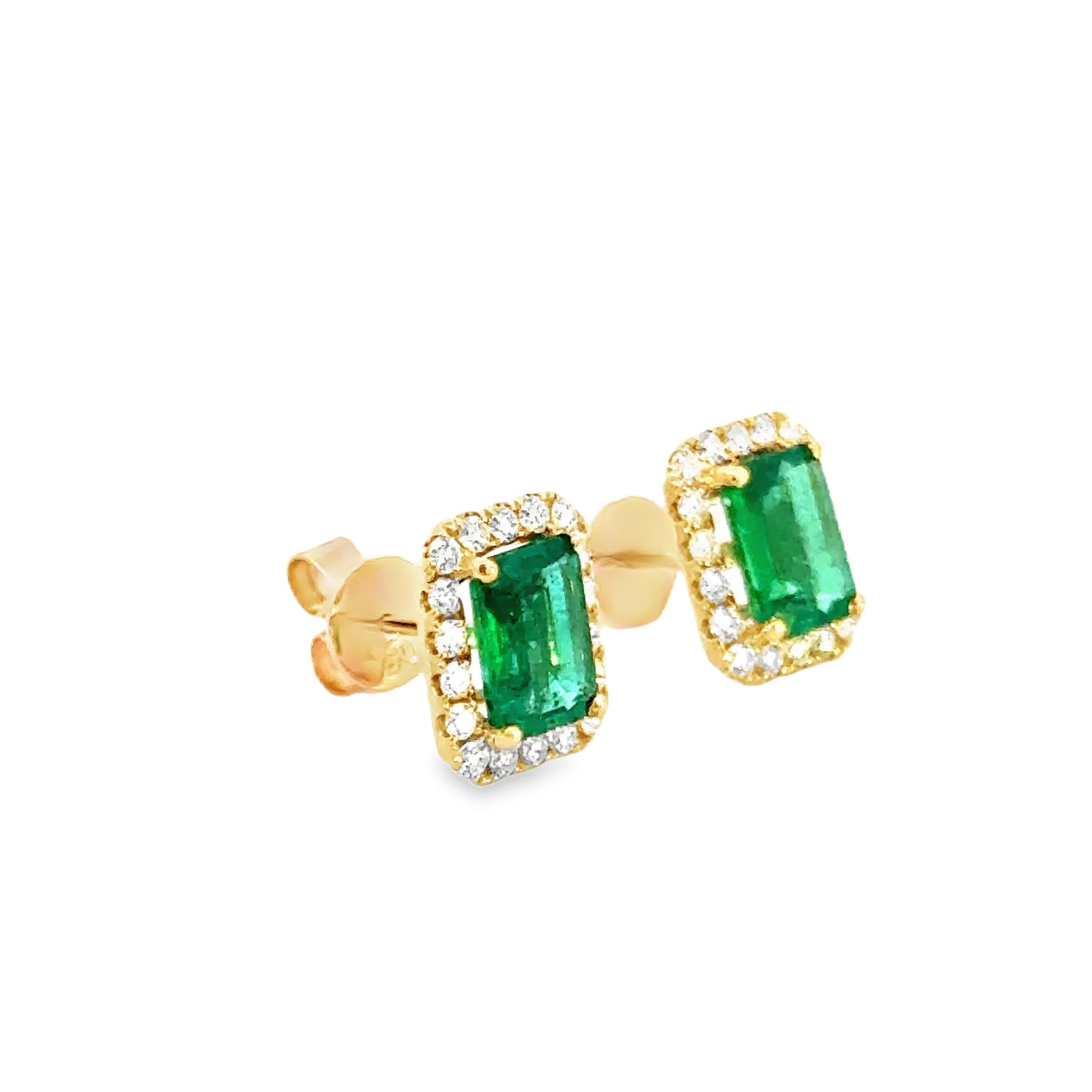 Scopri il fascino di questi splendidi orecchini con smeraldi e diamanti. Realizzato con precisione, ogni pezzo presenta un vibrante smeraldo centrale circondato da un'aureola di diamanti scintillanti, che li rende perfetti per ogni occasione