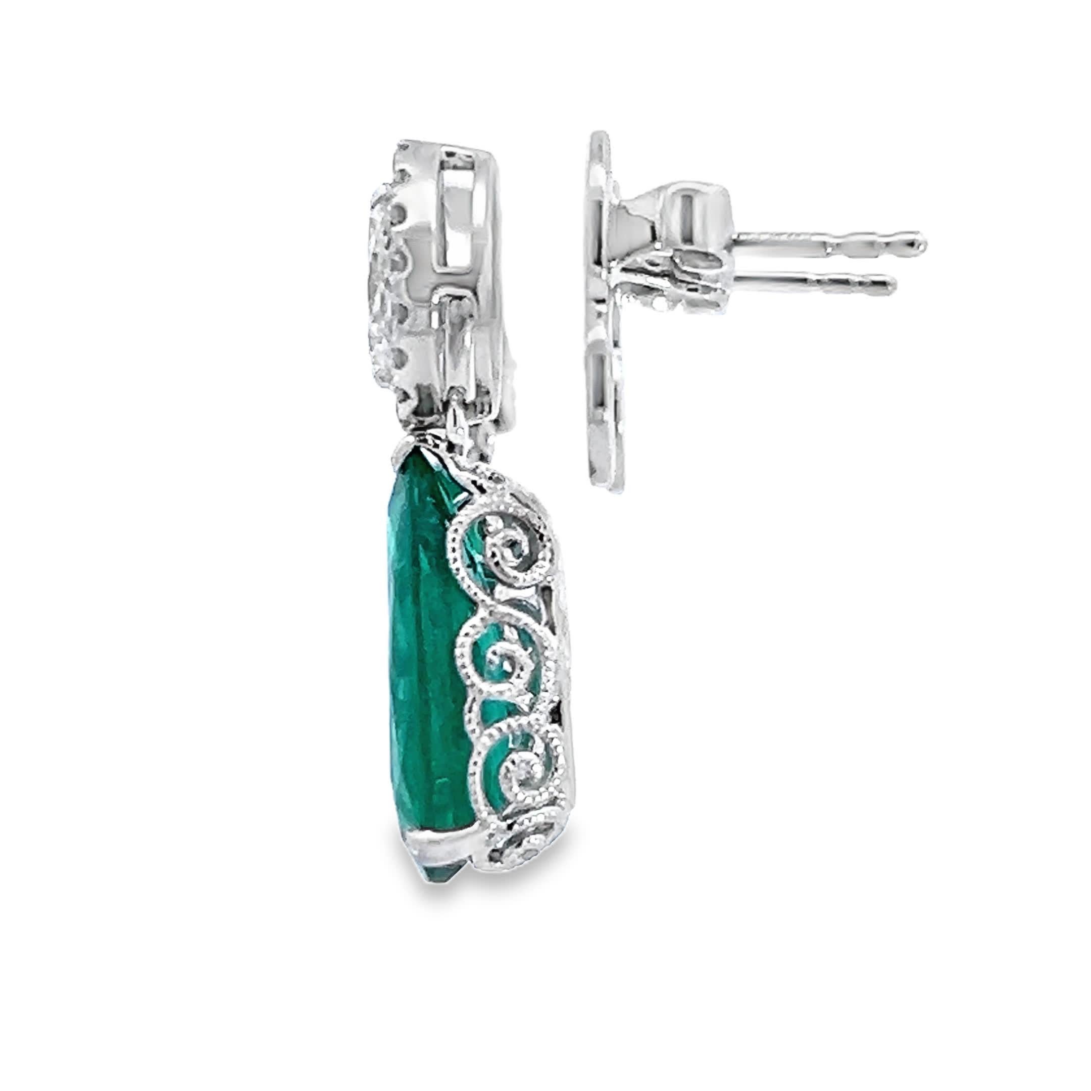 Scopri la squisita bellezza di questi orecchini con smeraldi e diamanti. Caratterizzati da splendidi smeraldi a forma di pera circondati da diamanti scintillanti, sono perfetti per aggiungere un tocco di eleganza a qualsiasi outfit. Ideale per le