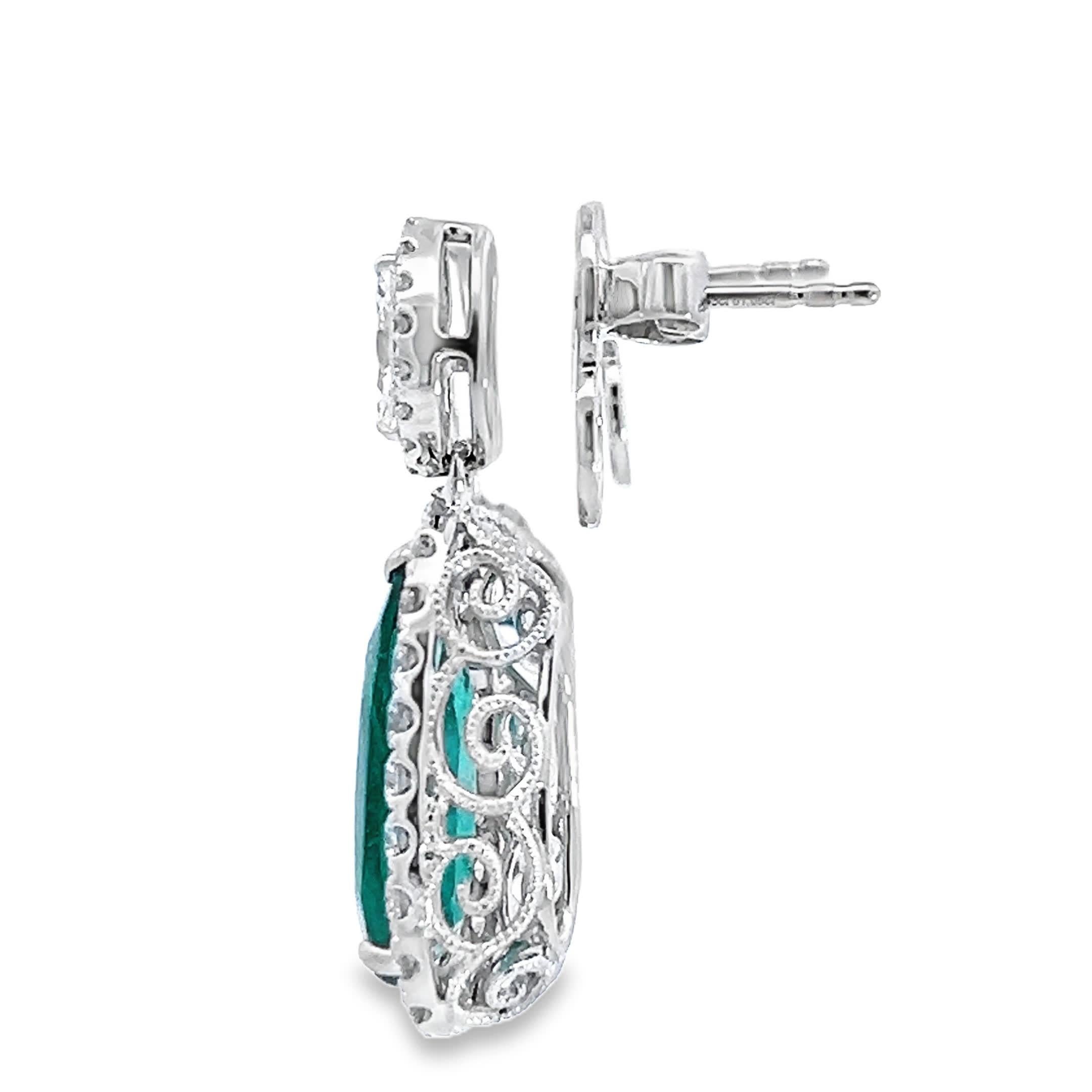Scopri il fascino di questi splendidi orecchini con smeraldi e diamanti, pensati per elevare qualsiasi outfit. I vibranti smeraldi verdi sono splendidamente completati da diamanti scintillanti, creando un look lussuoso perfetto per le occasioni