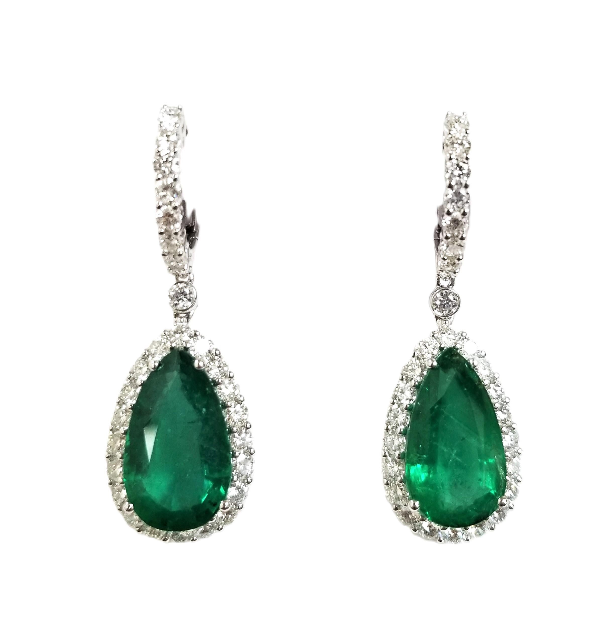Eleganti orecchini con smeraldo e diamanti In condizioni Nuovo in vendita a Great Neck Plaza, NY