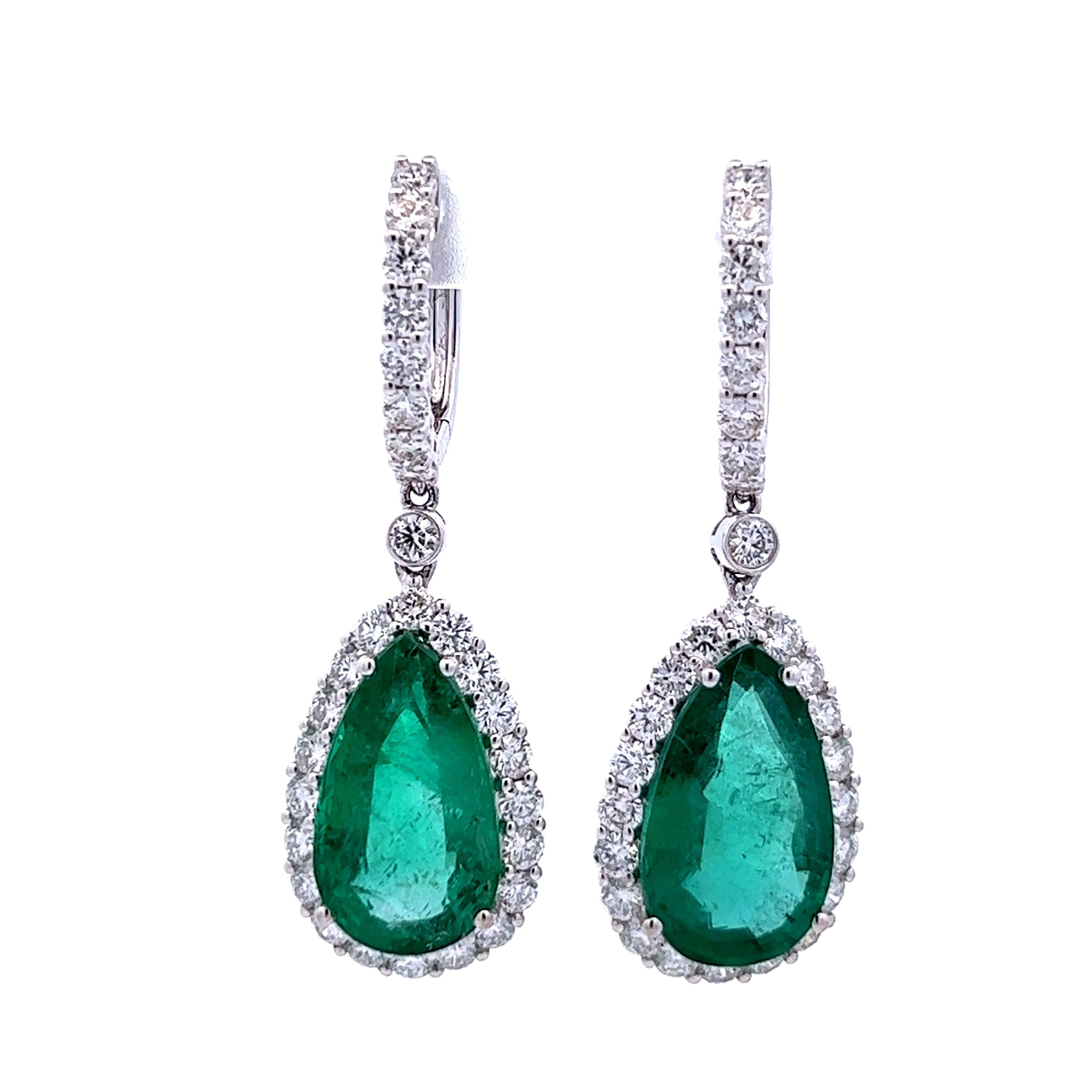 Donna Eleganti orecchini con smeraldo e diamanti in vendita